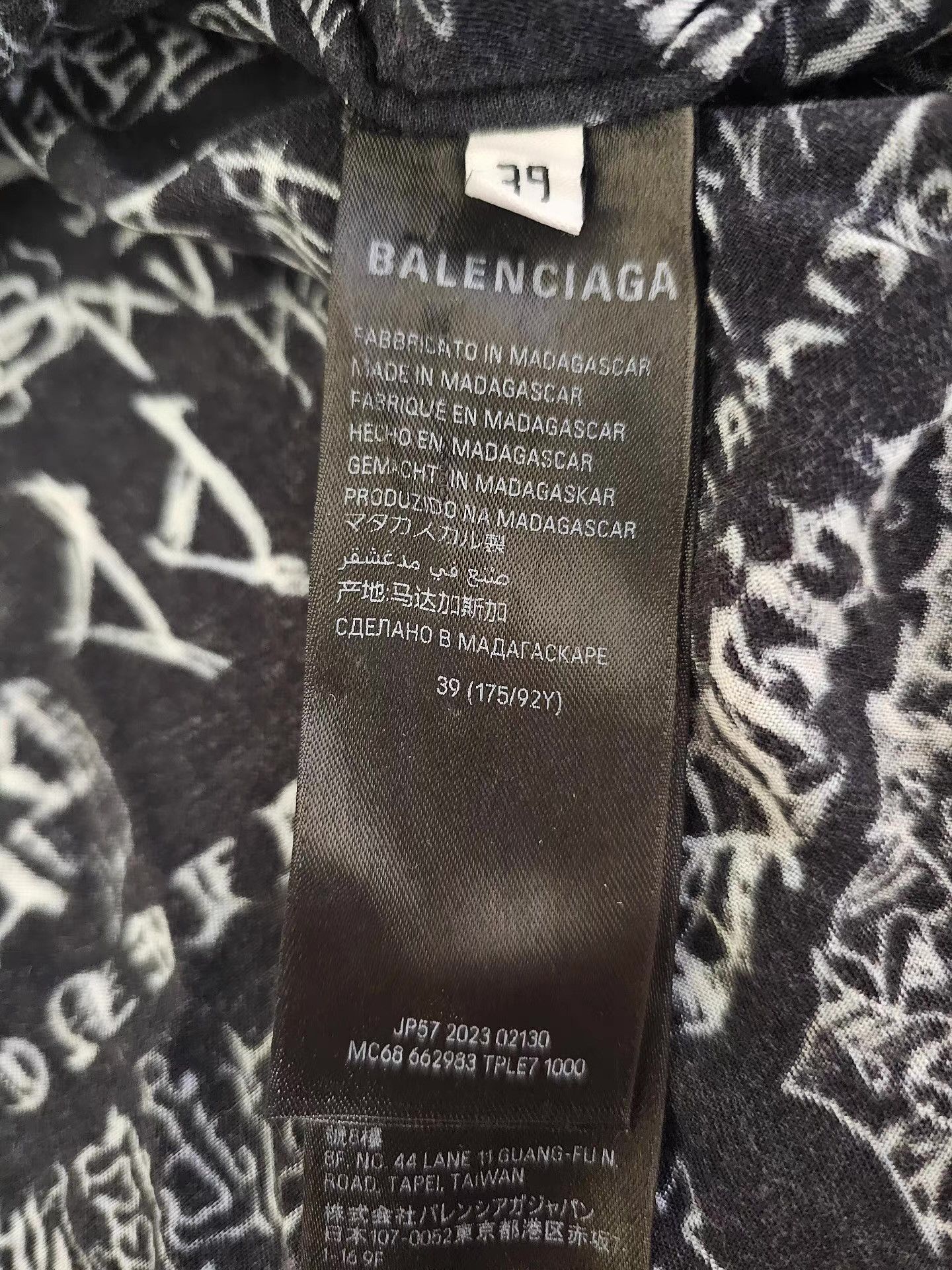 Balenciaga Balenciaga Graffiti Oversized Shirt. Q4 Size US XL / EU 56 / 4 - 5 Thumbnail