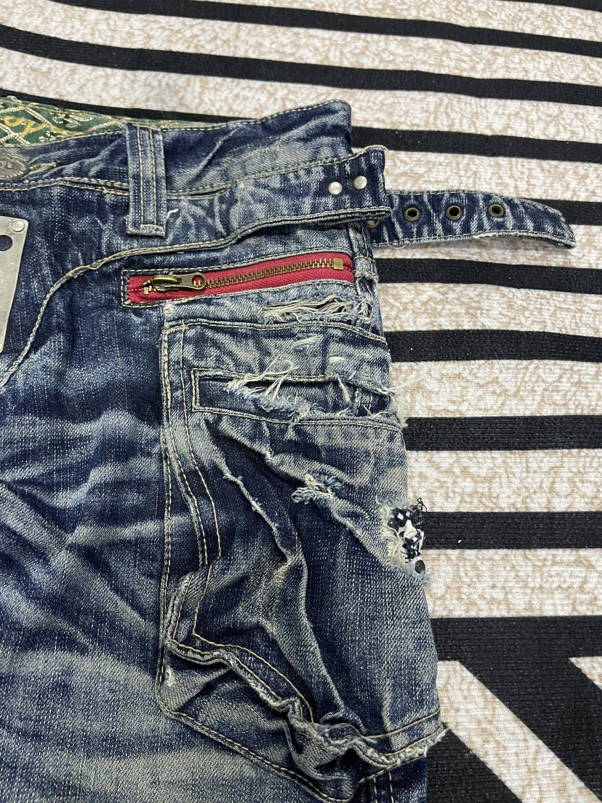 Japanese Brand 2000s CRAZY LEOPARD DENIM JEANS DISTRESSED RARE DESIGN Size US 30 / EU 46 - 9 Thumbnail