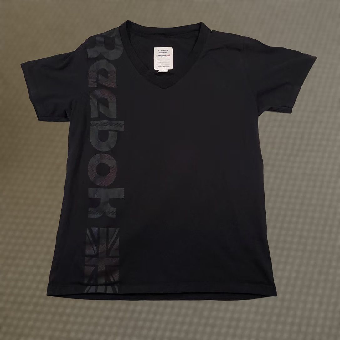 Reebok VINTAGE Reebok Shirt Mens Large Black Classic V Neck Logo Spell Out Tee Athletic UK Flag Size US L / EU 52-54 / 3 - 1 Thumbnail