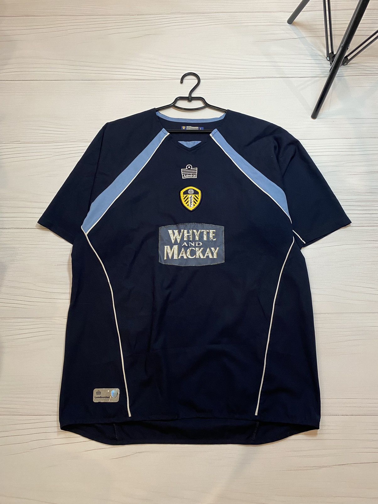 Vintage Vintage Leeds Unites 2005/06 away football y2k t shirt Size US L / EU 52-54 / 3 - 1 Thumbnail