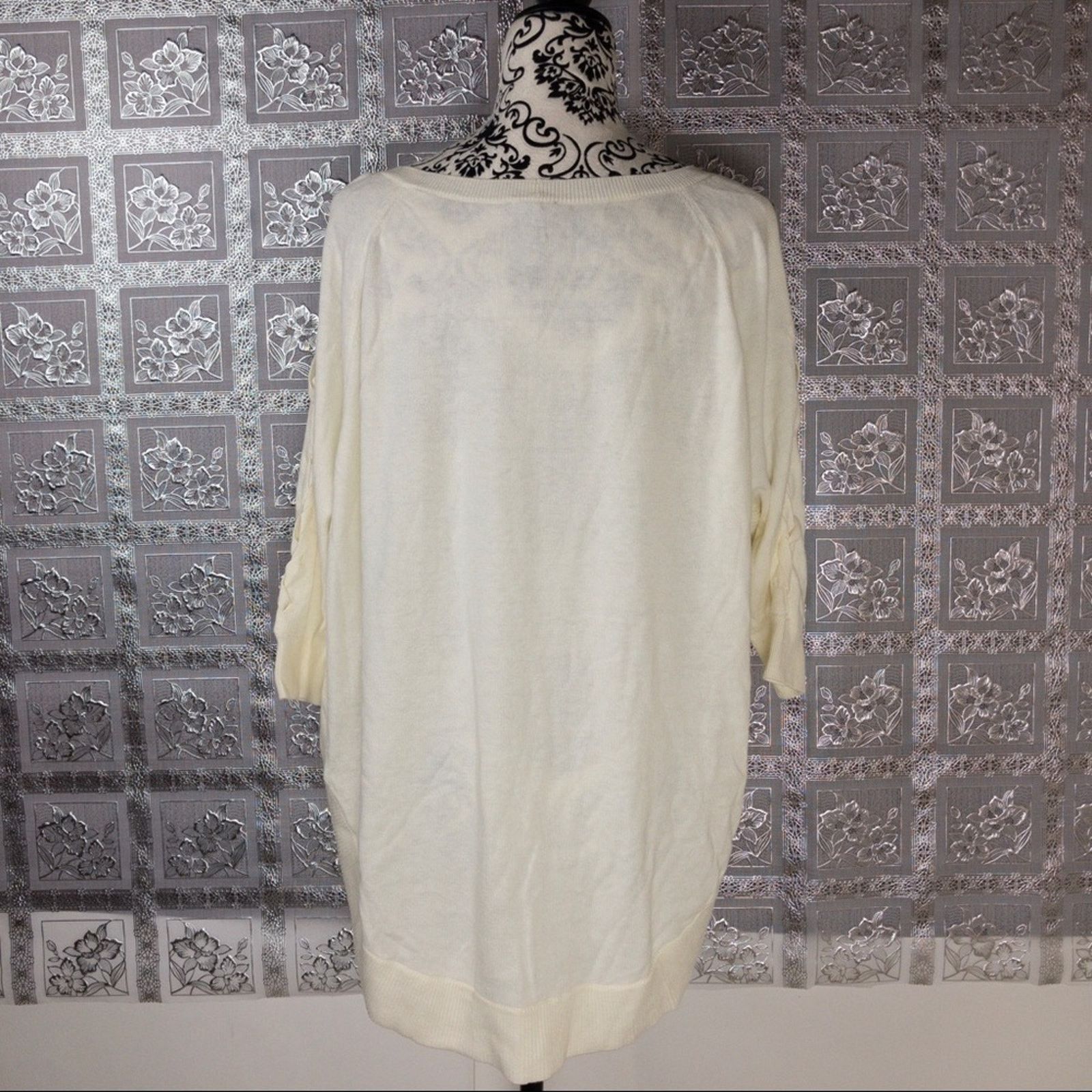 Express Express Cold Shoulder Extreme Circle Hem Sweater Size M / US 6-8 / IT 42-44 - 4 Thumbnail