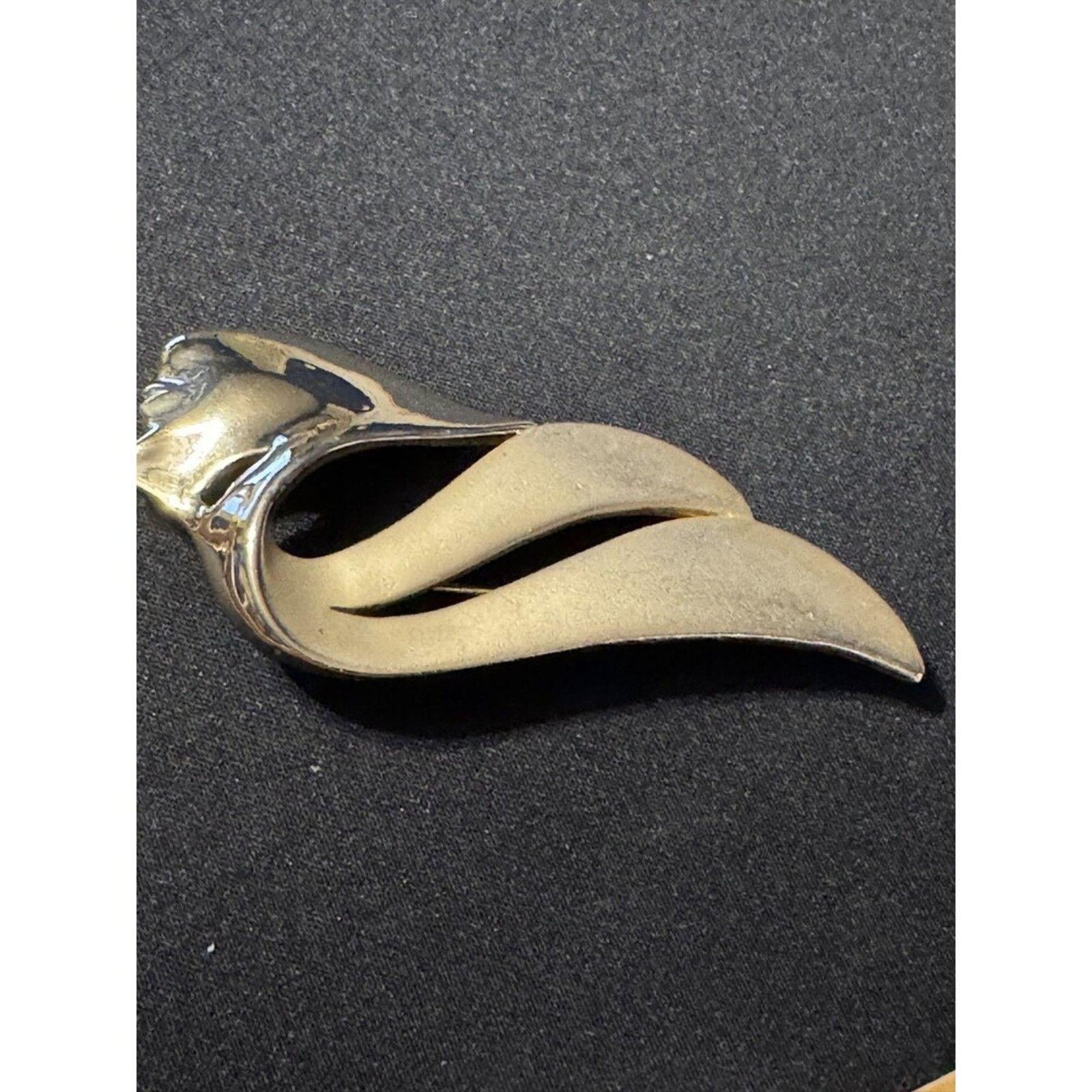 Other Lot of 2 Large Gold Tone Brooches Size ONE SIZE - 12 Thumbnail