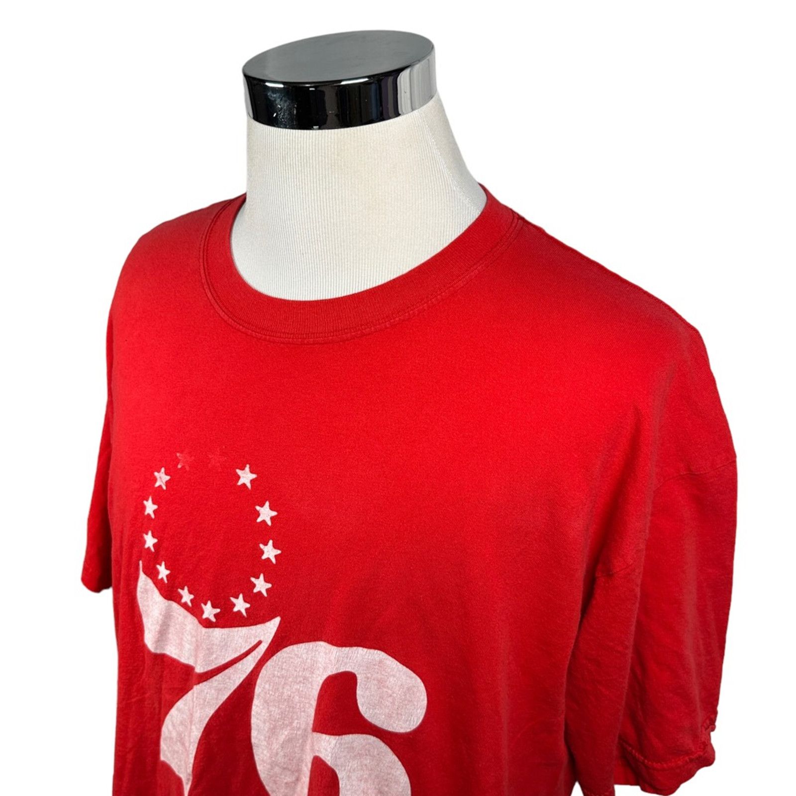 Gildan Philadelphia 76ers T-Shirt Vintage Red Short Sleeve 90s XL Size US XL / EU 56 / 4 - 4 Thumbnail