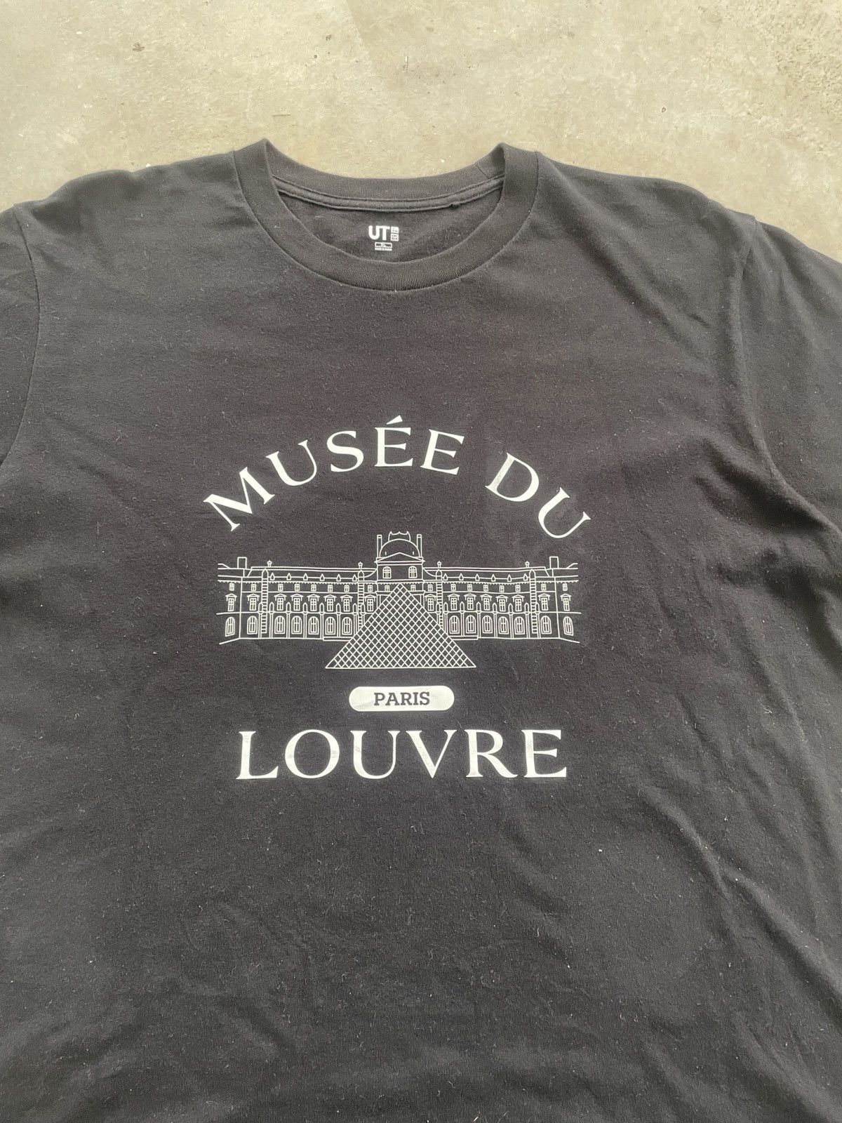 Japanese Brand × Uniqlo × Vacation MUSEE DE LOURVE PARIS UNIQLO TEE Size US XL / EU 56 / 4 - 2 Thumbnail