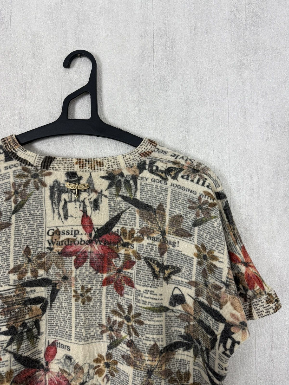 John Galliano John Galliano Newspaper Floral Print V-Neck Wool T-Shirt Size M / US 6-8 / IT 42-44 - 11 Thumbnail