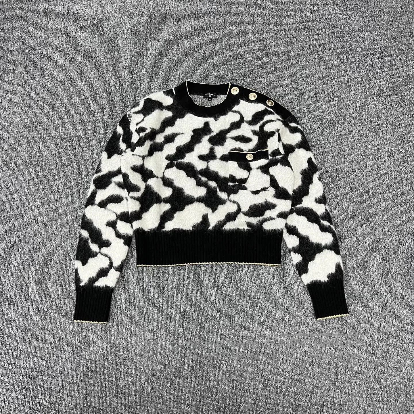 Chanel Chanel Black and white pattern; gold buttons; horsehair wo Size M / US 6-8 / IT 42-44 - 1 Thumbnail