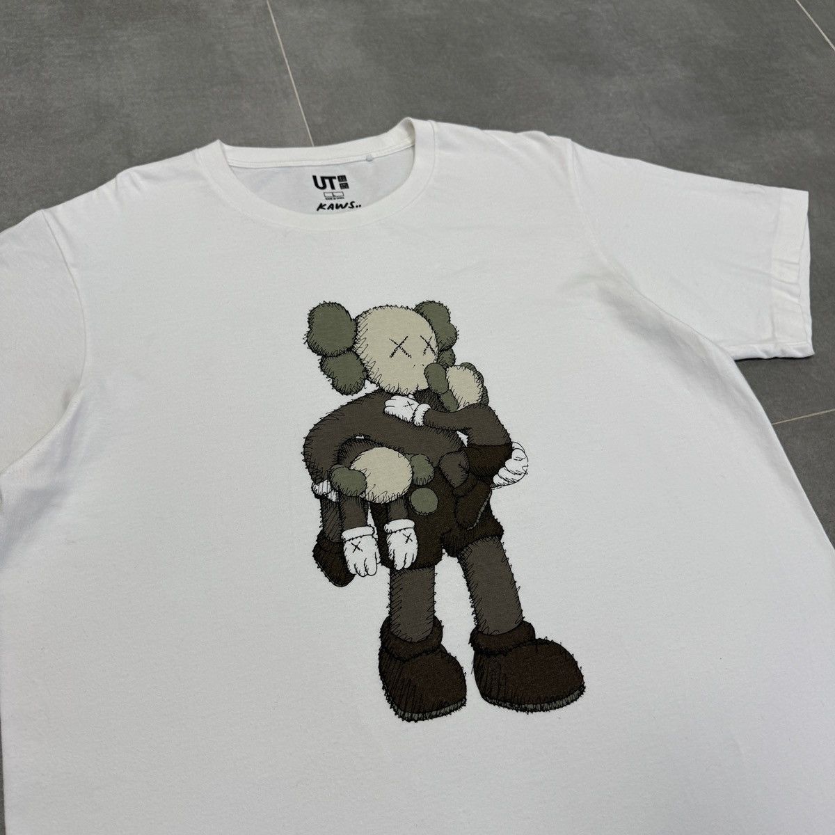 Kaws Uniqlo x Kaws Big Logo White T-Shirt Men Size L Size US L / EU 52-54 / 3 - 8 Thumbnail