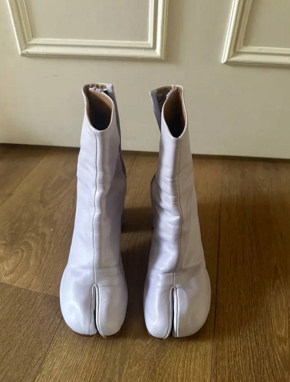 Tabi ankle boots in lilac