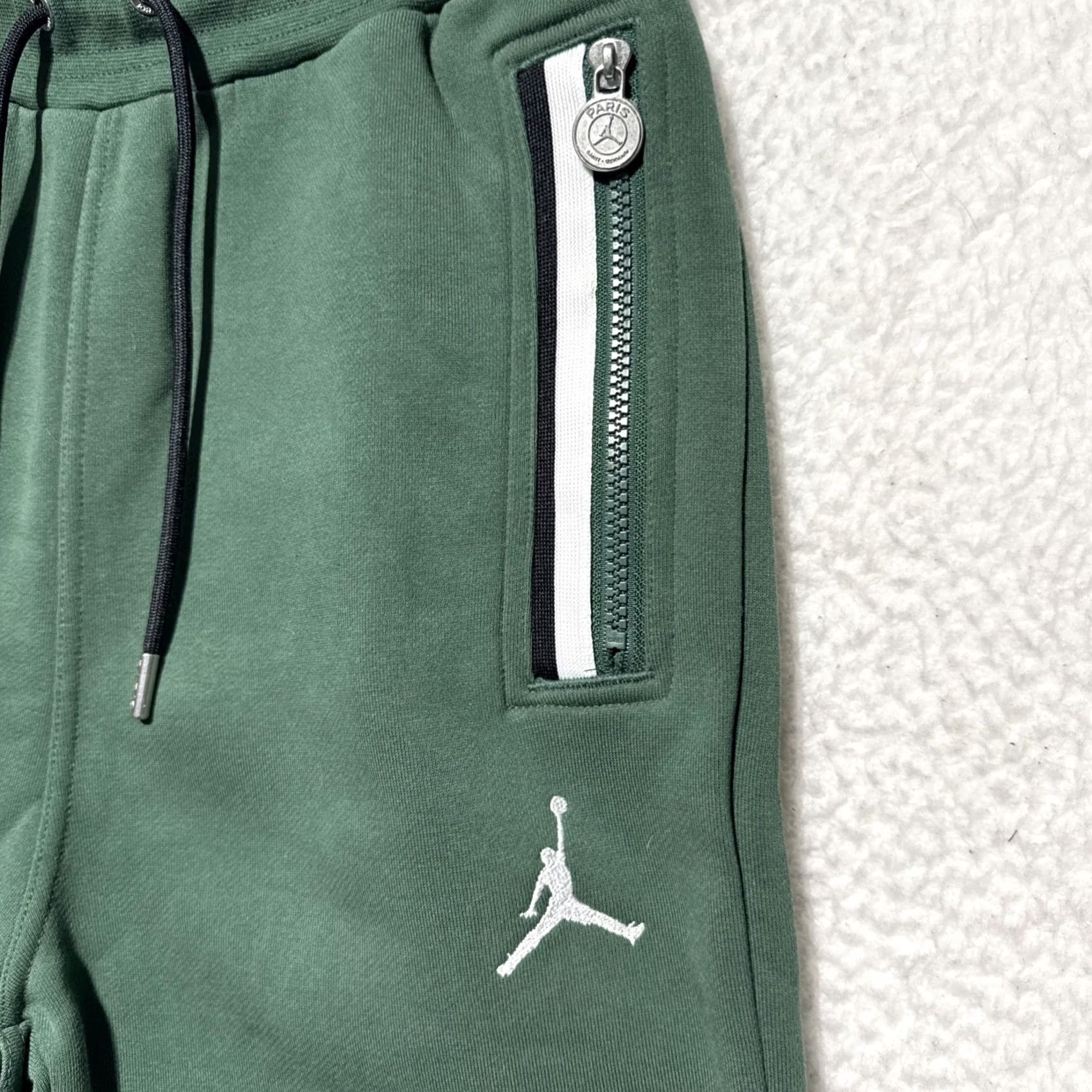 Vintage RARE JORDAN PARIS SAINT-GERMAIN STATMENT FLEECE PANTS MENS S GREEN TAPERED JOGGER Regular Waist 13.5” Inseam 28.5” Size US 29 - 3 Thumbnail