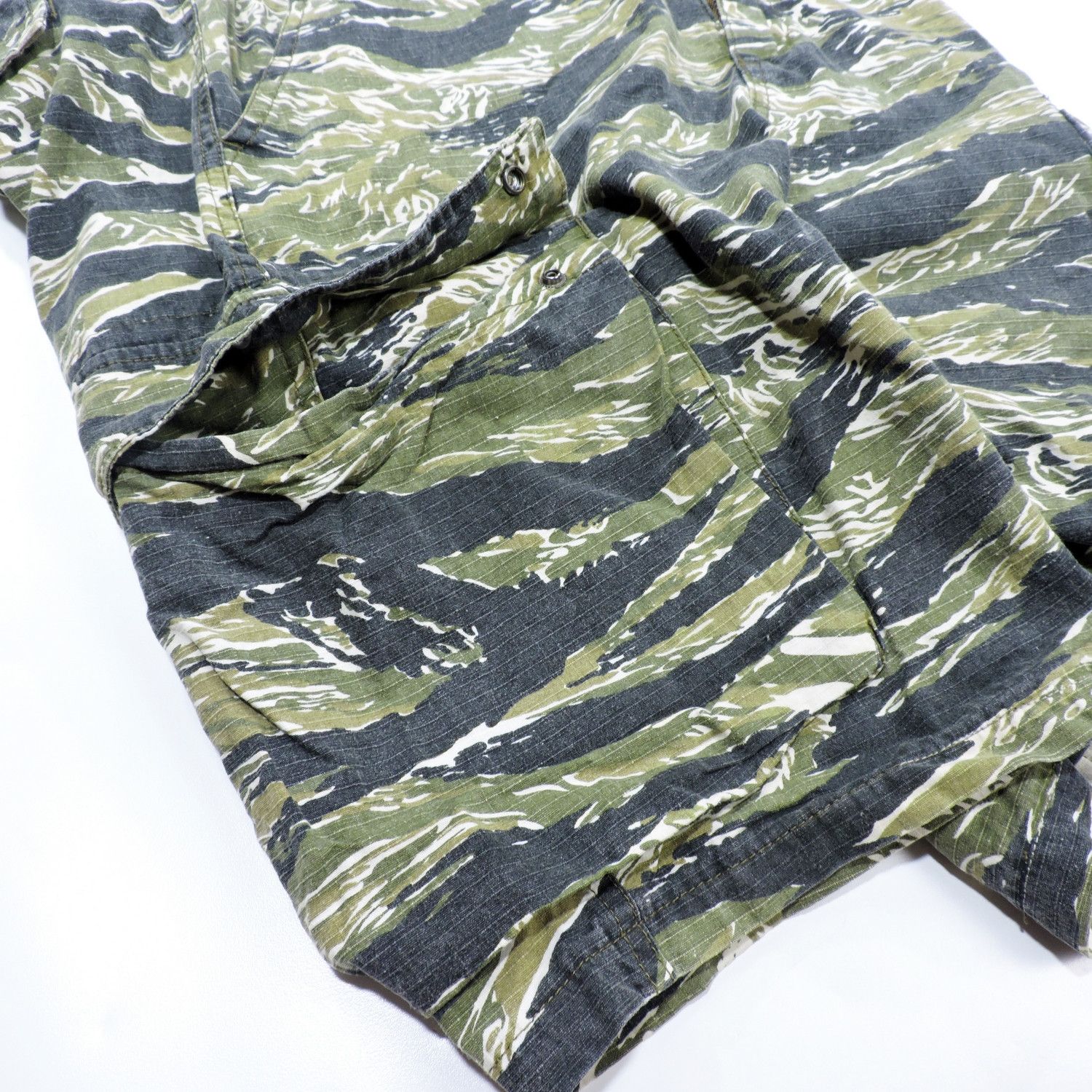 Neighborhood NEIGHBORHOOD TIGER STRIPES PATTERN COMBAT CARGO SHORT PANTS Size US 32 / EU 48 - 9 Thumbnail