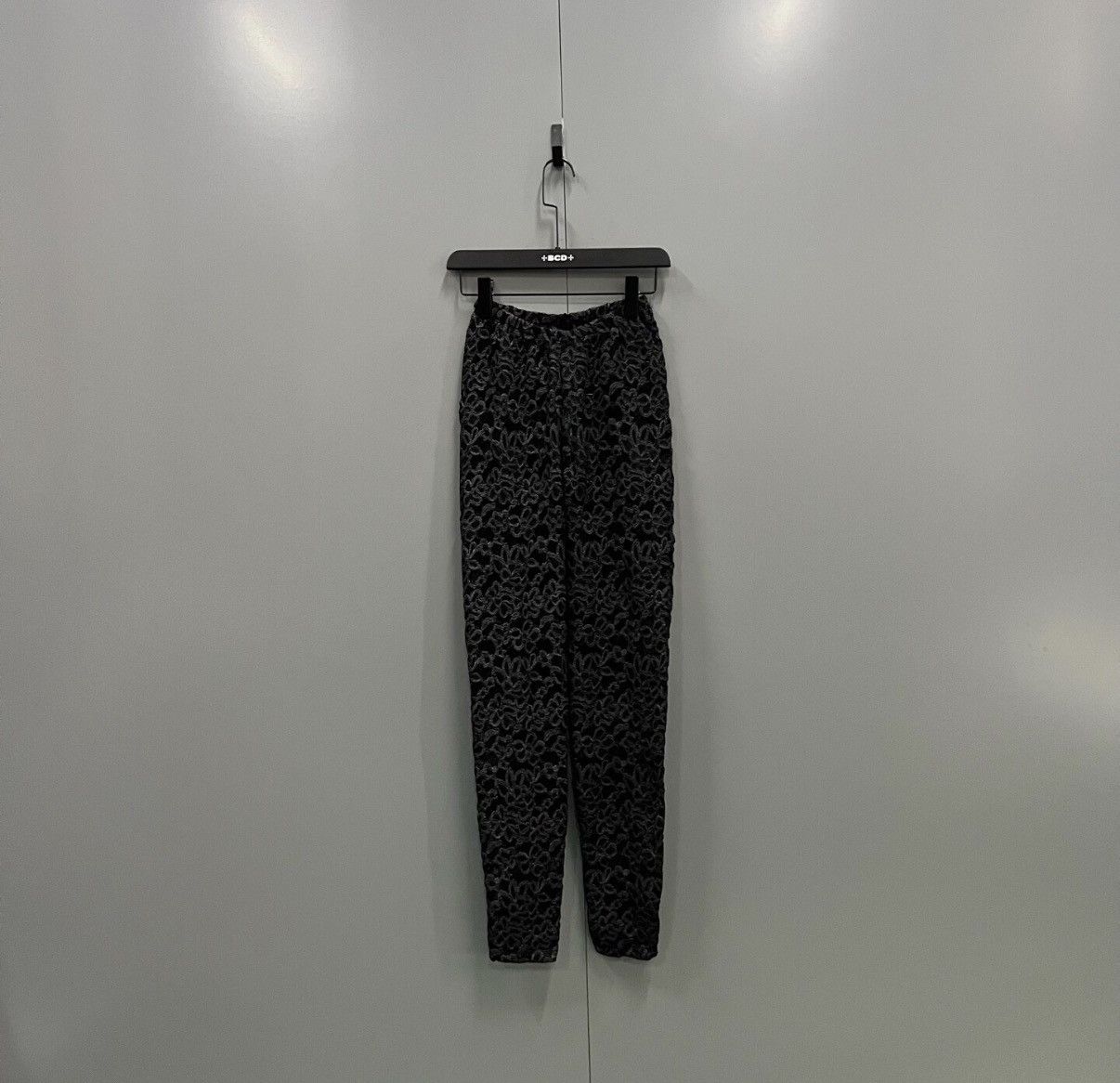 Louis Vuitton Louis Vuitton Black Hollow Floral Embroidered Pants J41 Size 27" / US 4 / IT 40 - 1 Thumbnail