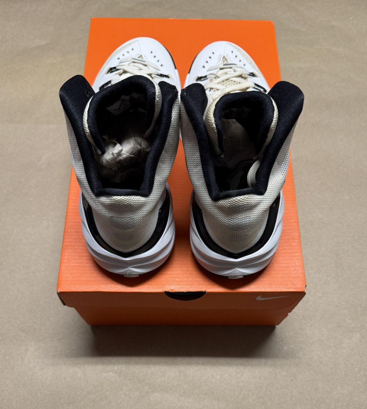 Nike Nike Hyperdunk 2014 Women’s White Black size 8.5 Basketball! Size US 8.5 / IT 38.5 - 4 Thumbnail