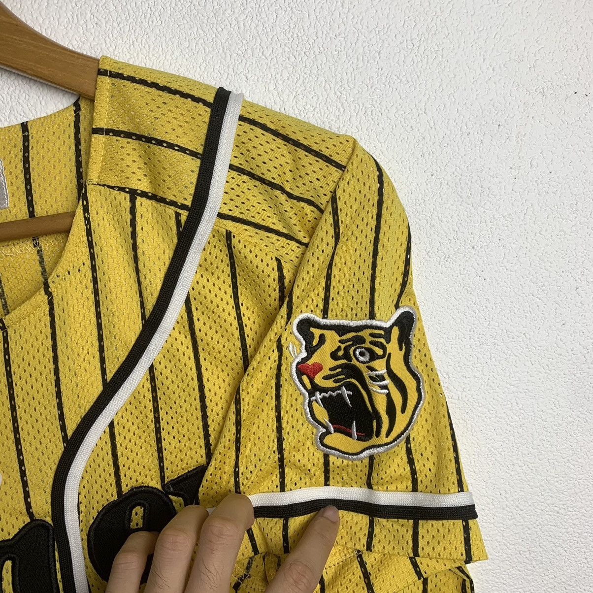 Japanese Brand × Vintage Vintage Hansin Tigers Baseball Jersey with Signature Size US M / EU 48-50 / 2 - 8 Thumbnail