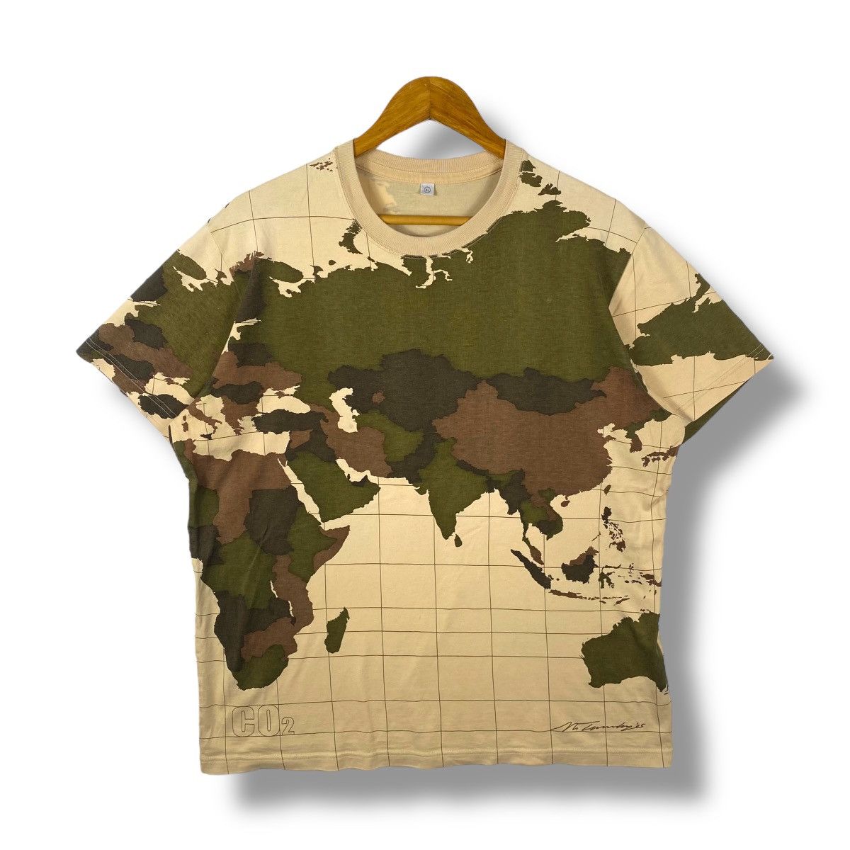 Vintage Vintage 00's Uniqlo World Map No War Graphic Tee Shirt Size US XL / EU 56 / 4 - 1 Thumbnail