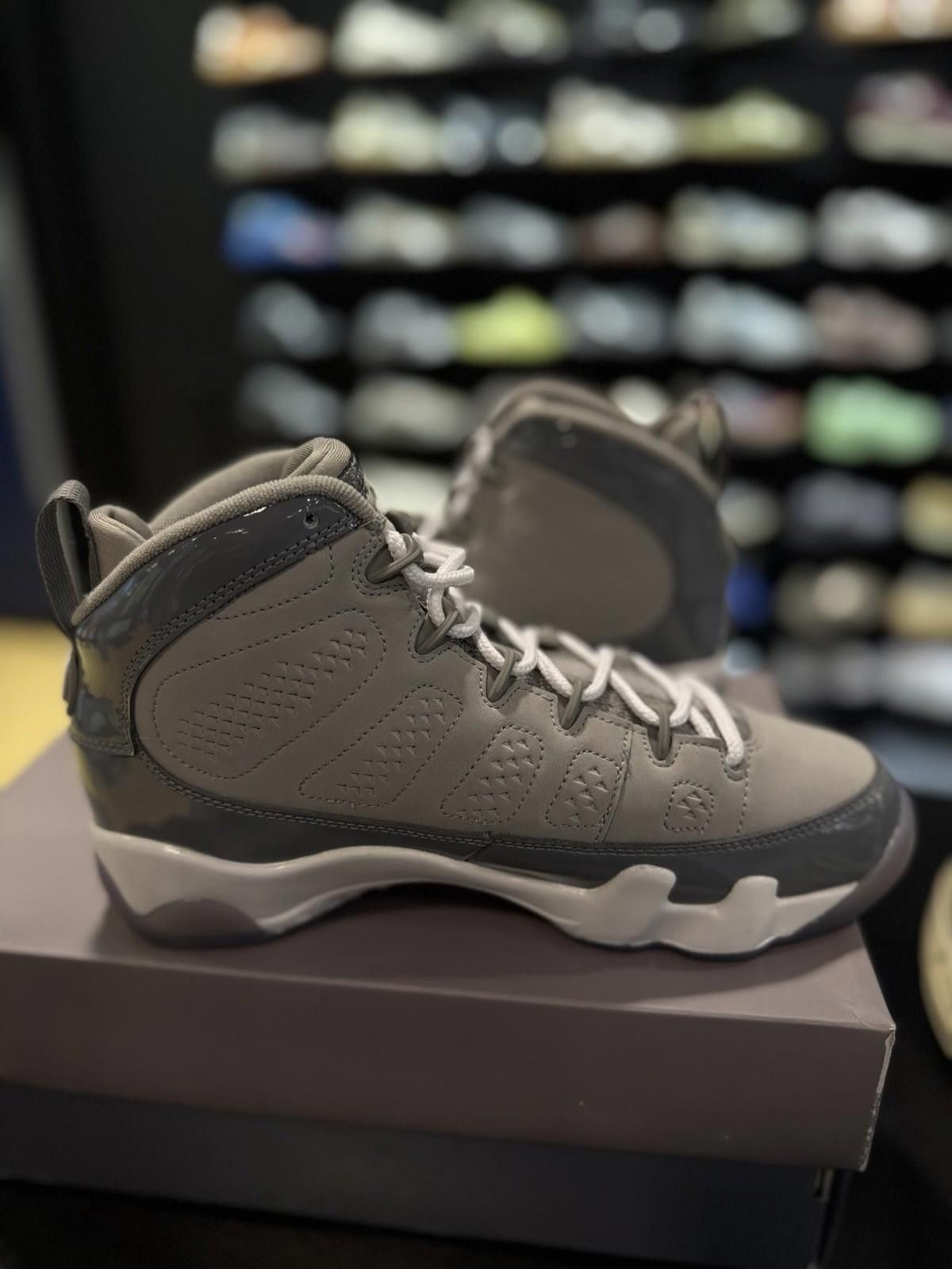 Jordan Brand Air Jordan 9 Retro (GS) Medium Grey/Cool Grey-White 7Y/8.5W Size US 7 / EU 40 - 10 Thumbnail