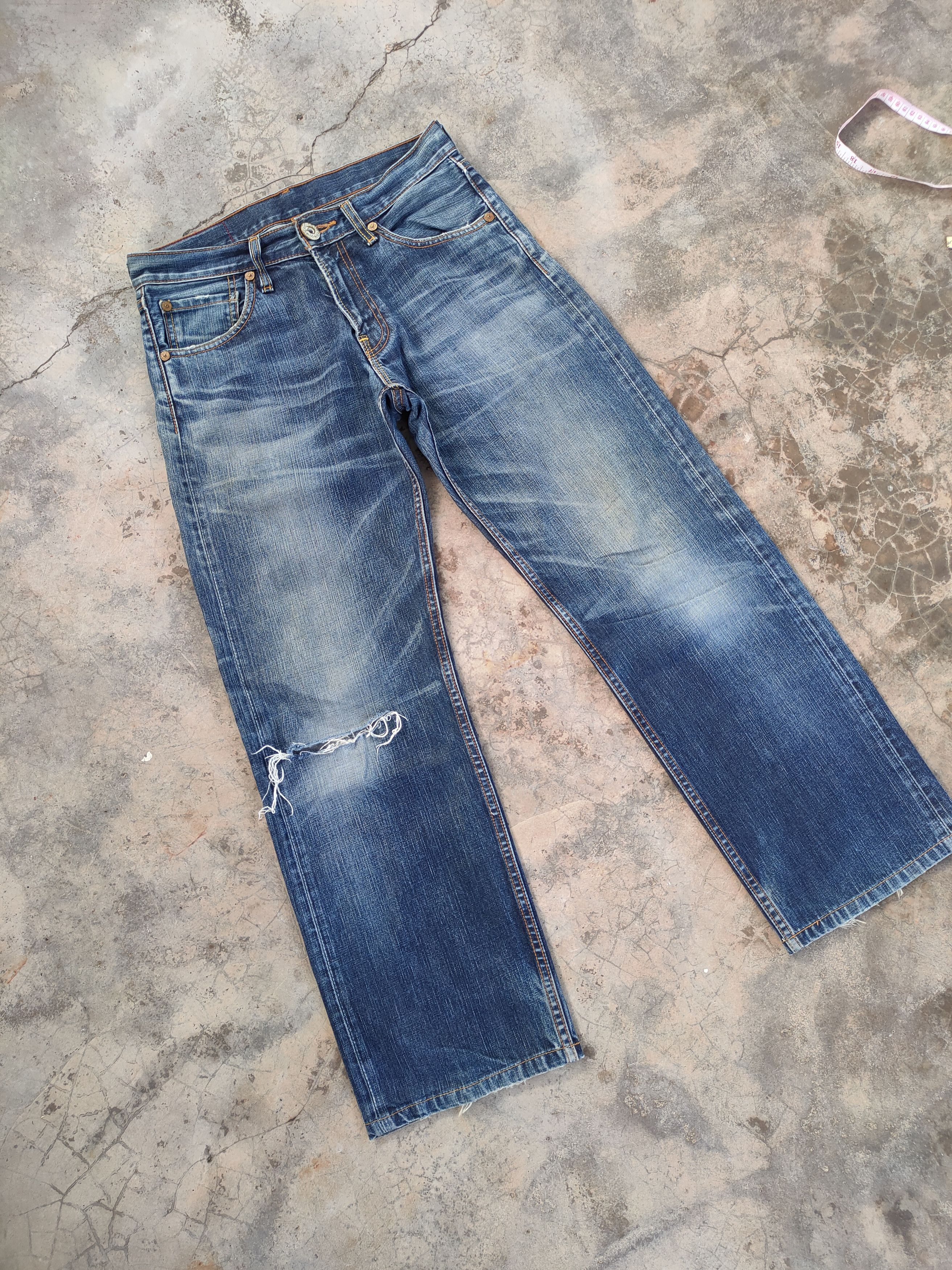 image of Distressed Denim x Jean Vintage Levi's Faded Distressed Jean Denim Pants in Faded Blue (Size 30)