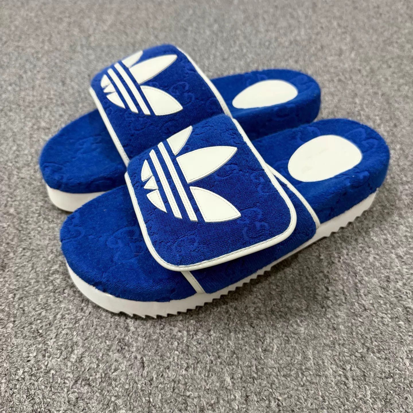 Gucci Gucci x adidas GG Monogram Red Slides 9 Unused Size US 9 / EU 42 - 2 Thumbnail