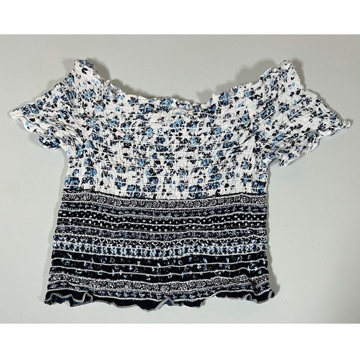 Japanese Brand White Blue Floral Off-The-Shoulder Crop Top Shirt Size S 💙✨ Size S / US 4 / IT 40 - 2 Thumbnail