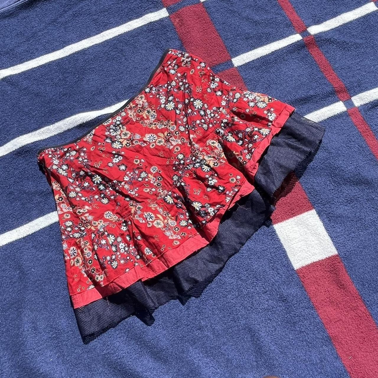 DKNY DKNY Jeans red flowy floral mini skirt with a mesh layer Size 27" / US 4 / IT 40 - 2 Thumbnail