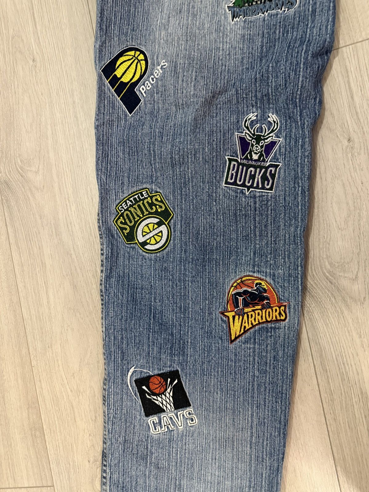 NBA Late 2000s NBA UNK Patch Team Logos Blue Baggy Jeans (37x33) Size US 37 - 14 Thumbnail