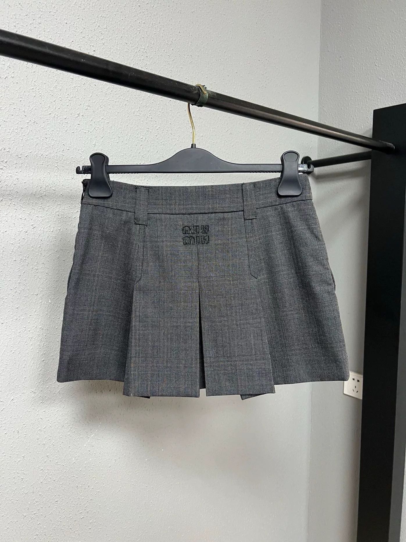 Miu Miu Miu Miu Gray Plaid Patch Logo Pleated Skirt Size ONE SIZE - 1 Thumbnail