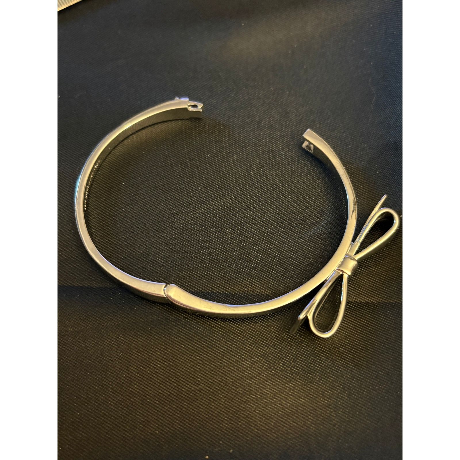 Kate Spade Kate Spade Silver Tone Bow Hinged Bangle Size 7 Size ONE SIZE - 10 Thumbnail