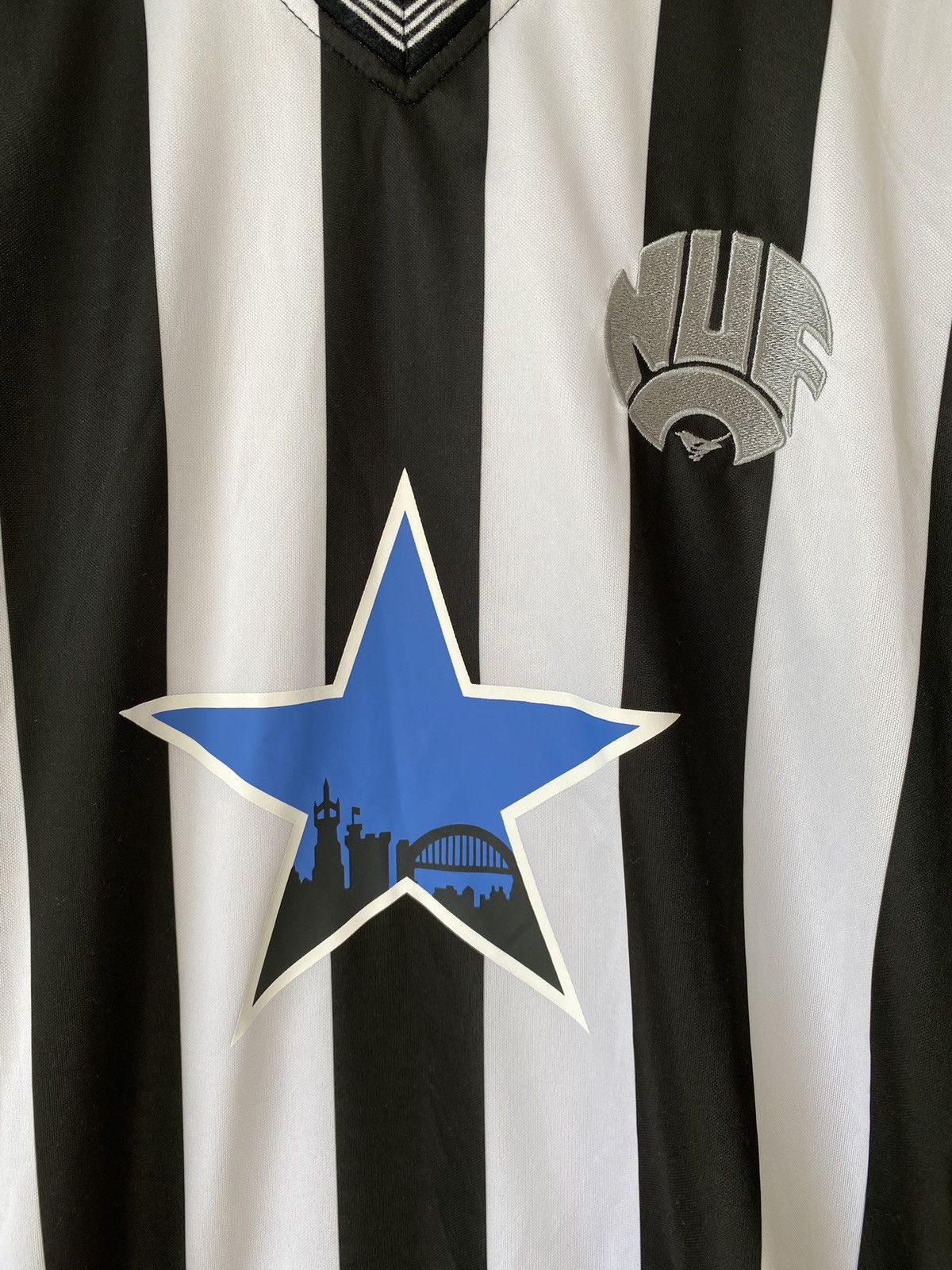 The Unbranded Brand Newcastle United Vintage Home Jersey Black White Stripes Size US M / EU 48-50 / 2 - 2 Thumbnail