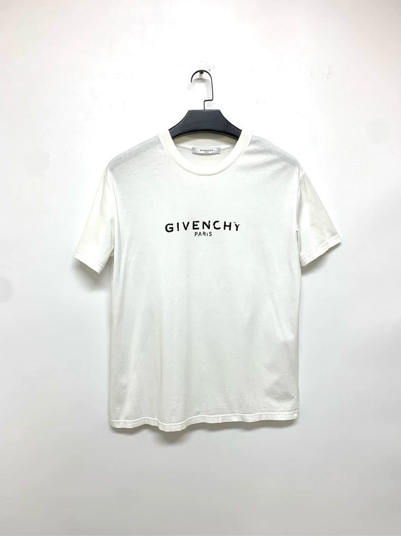 Givenchy Givenchy Chest logo short-sleeve, size S, shoulder width 5 Size US S / EU 44-46 / 1 - 1 Thumbnail