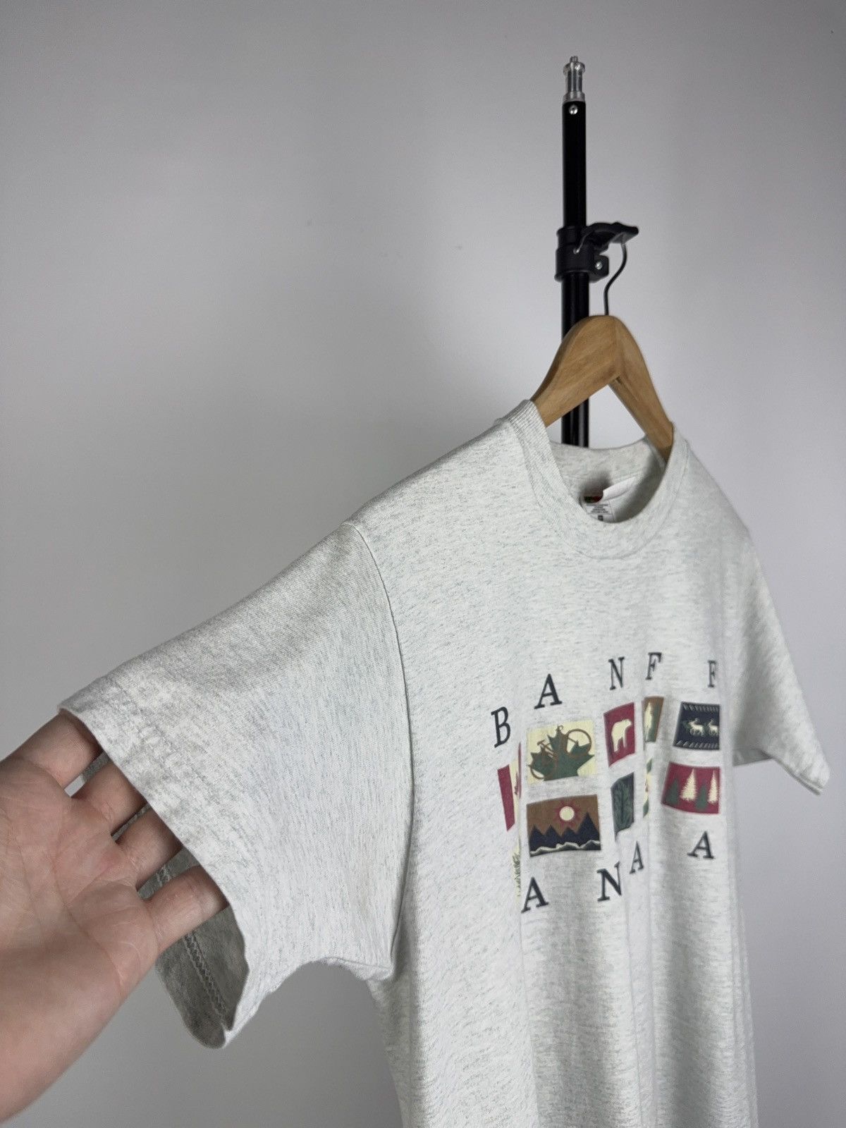 Vintage Vintage 90s Canada Banff Graphic logo Y2K USA T-shirt Size US M / EU 48-50 / 2 - 3 Thumbnail