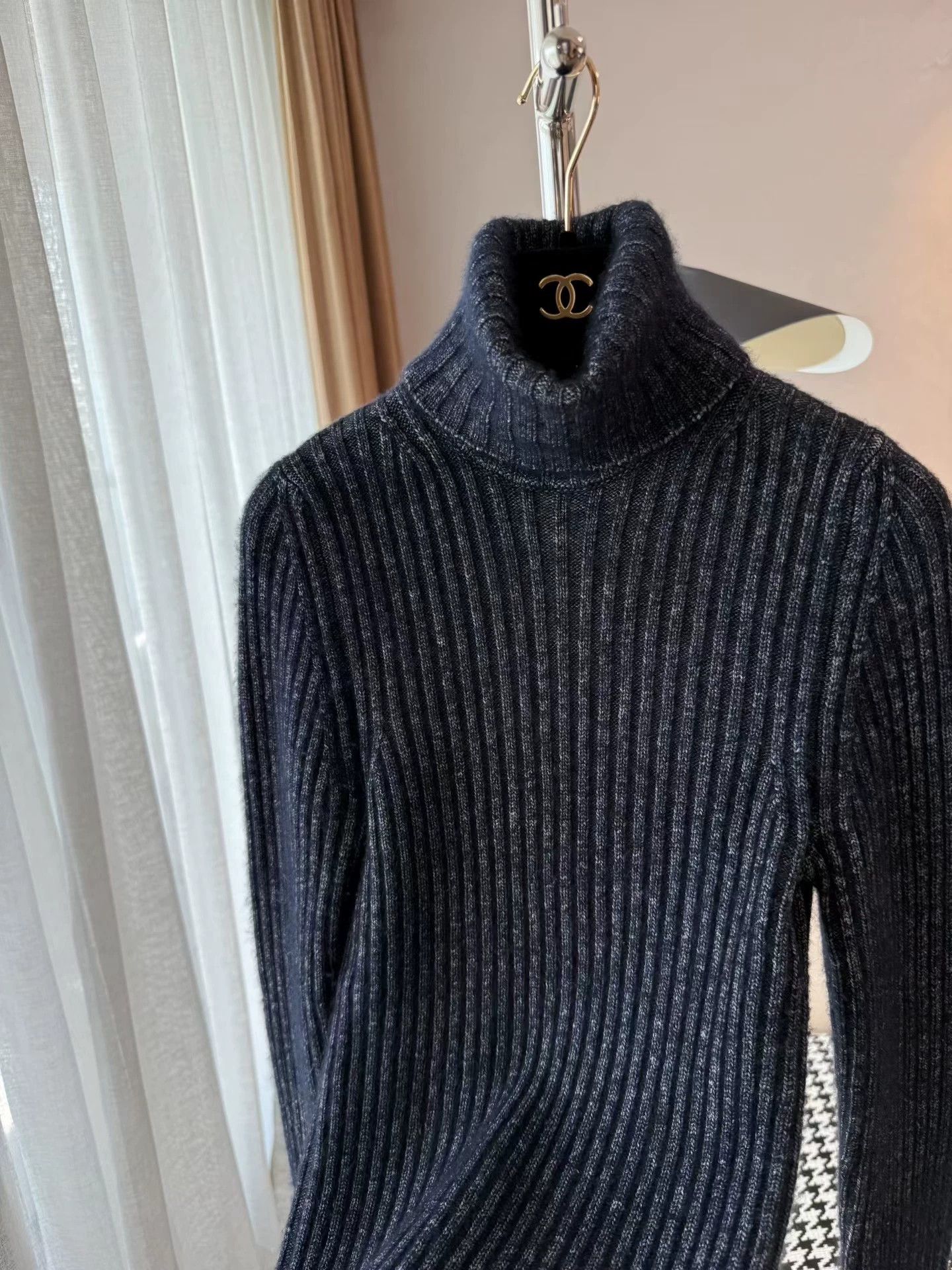 Chanel Chanel embossed logo cashmere-silk sweater 40 (small） Size M / US 6-8 / IT 42-44 - 3 Thumbnail
