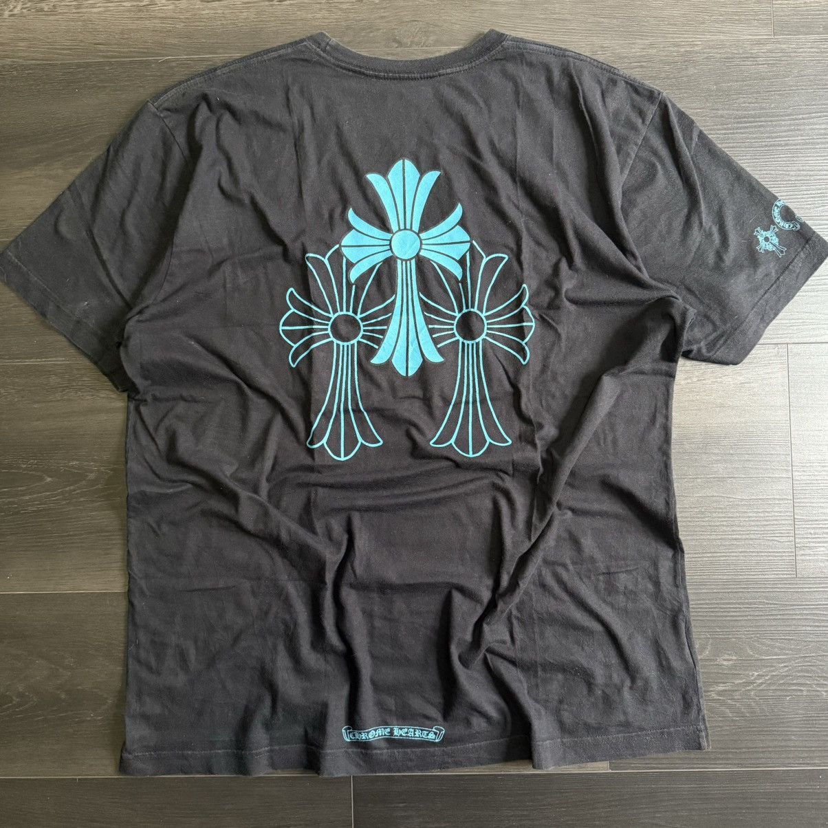 CHROME HEARTS BLUE CEMETERY CROSS S/S XL 【公式通販】