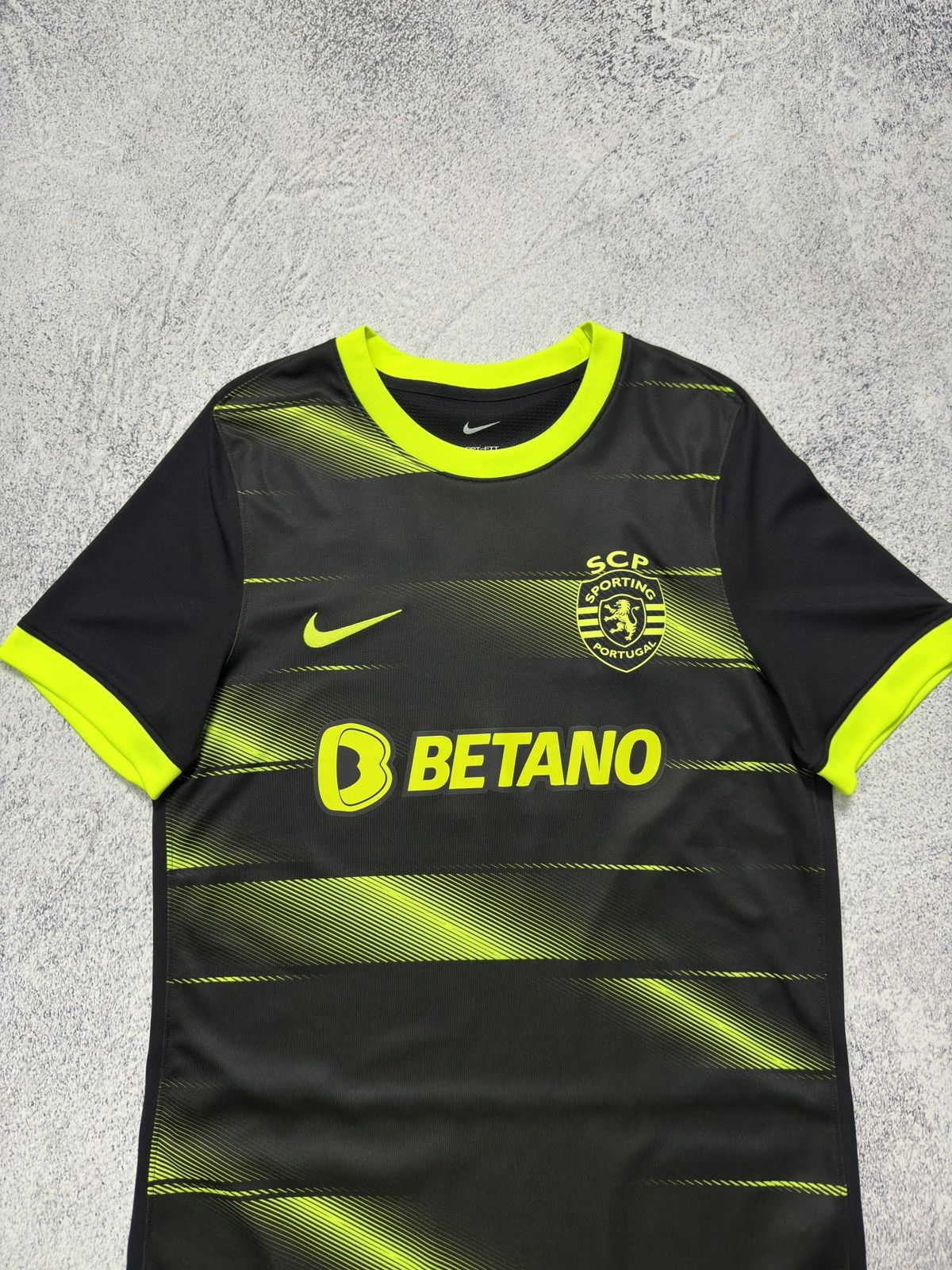 Nike NIKE SPORTING LISBON 2022 AWAY FOOTBAL SHIRT SOCCER JERSEY Size US M / EU 48-50 / 2 - 4 Thumbnail