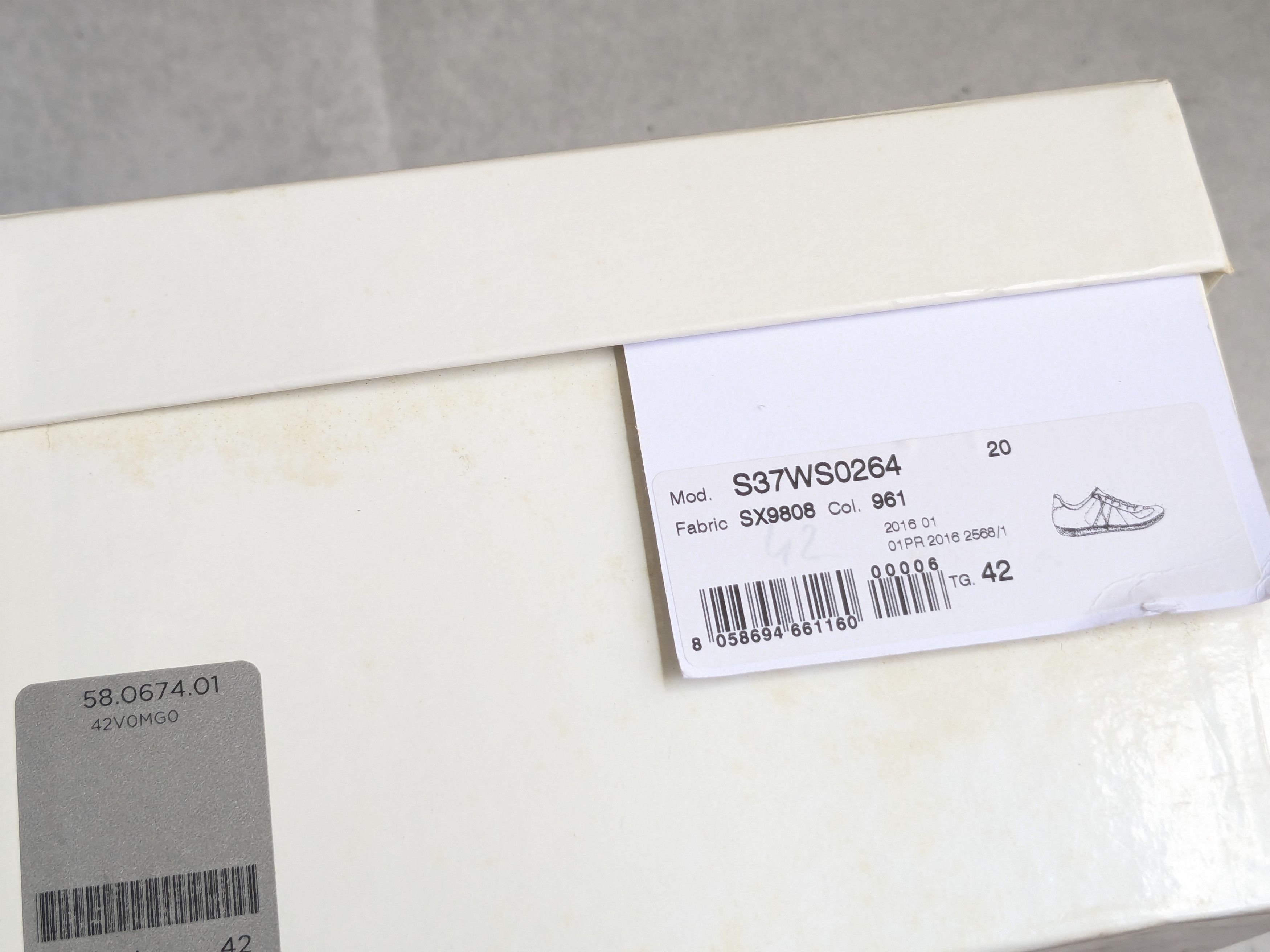 Maison Margiela Maison Margiela Gat Replica White Silver 9 42 Low Tops Size US 9 / EU 42 - 21 Thumbnail