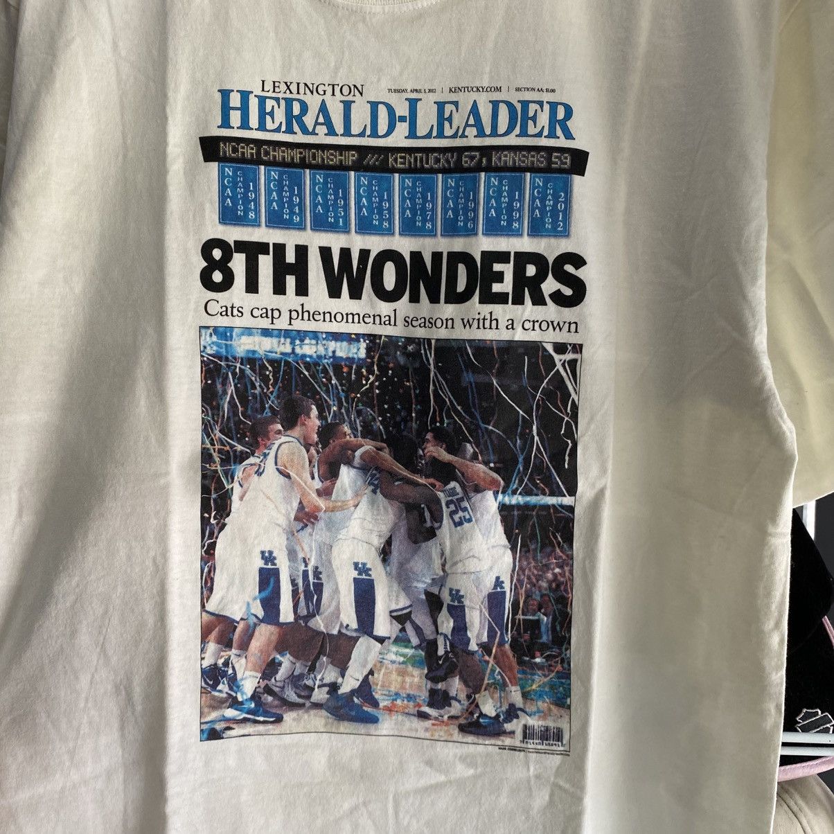 NBA × Vintage 2012 Vintage Kentucky Wildcats Newspapers T Size US L / EU 52-54 / 3 - 5 Thumbnail