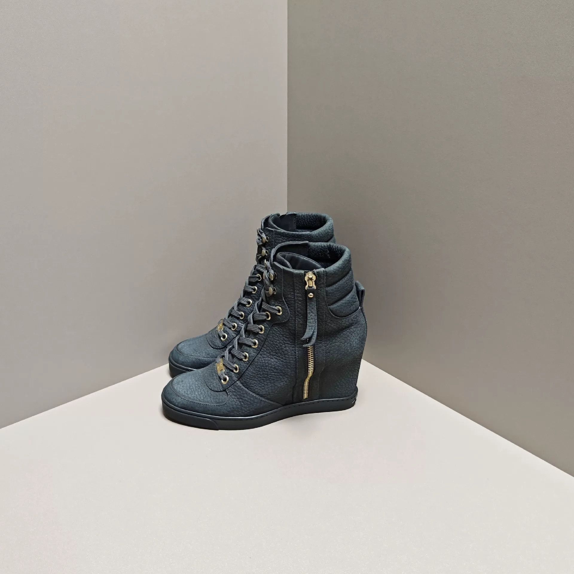 Louis Vuitton Louis Vuitton Casual Hitop Sneakers us_7 Women Size US 7 / IT 37 - 1 Thumbnail