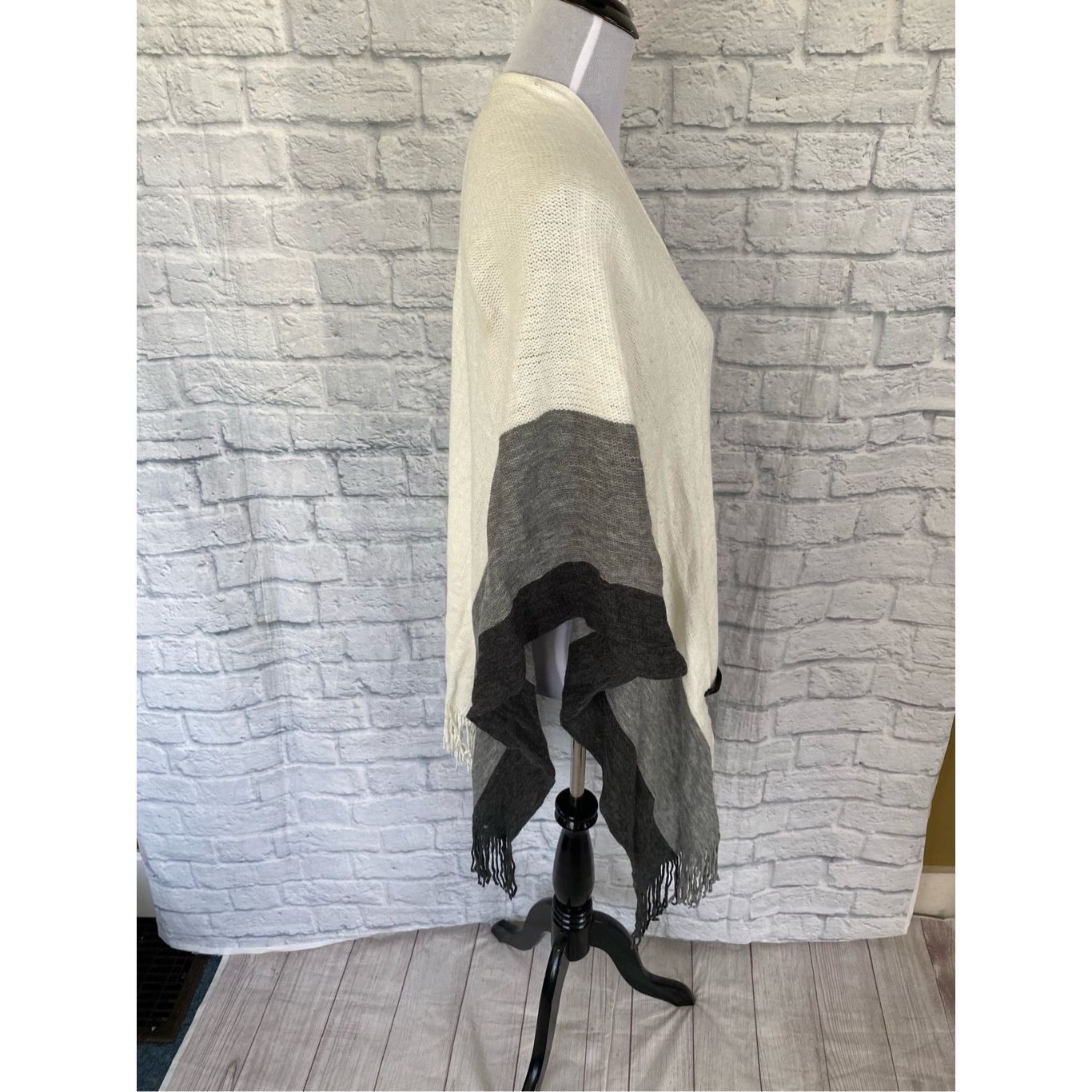 Apt. 9 Apt 9 women OS sweater wrap with front pockets & fringe hem Size S / US 4 / IT 40 - 4 Thumbnail