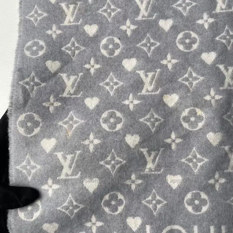Louis Vuitton Louis Vuitton Grey cashmere full print love presbyopia tas Size ONE SIZE - 9 Thumbnail