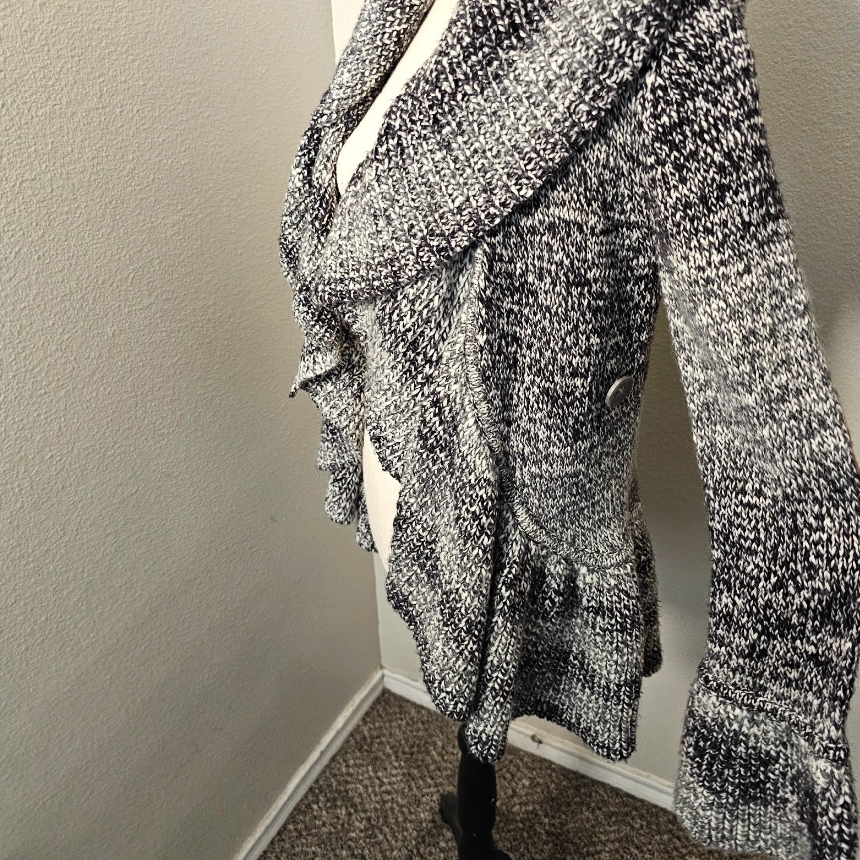 White House Black Market White House Black Market Cardigan Wool Blend Chunky Knit Sweater Size S Gray Bell Sleeve Knit Ruffle, Regular Womens, Solid, Sweater Size S / US 4 / IT 40 - 2 Thumbnail