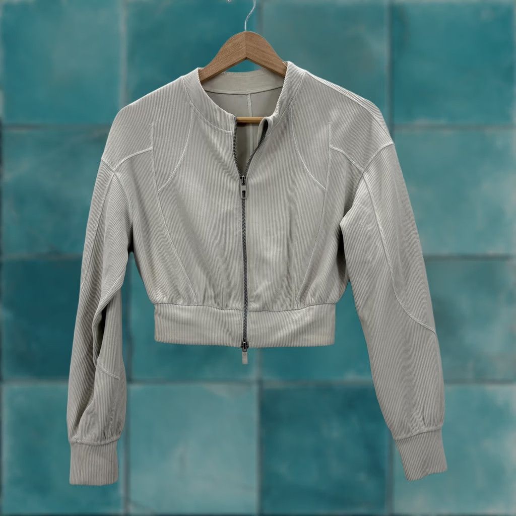 Lululemon Lululemon Ribbed Softstreme Cropped Jacket Womens 2 Gray Stretch Gym Travel Size XS / US 0-2 / IT 36-38 - 1 Thumbnail