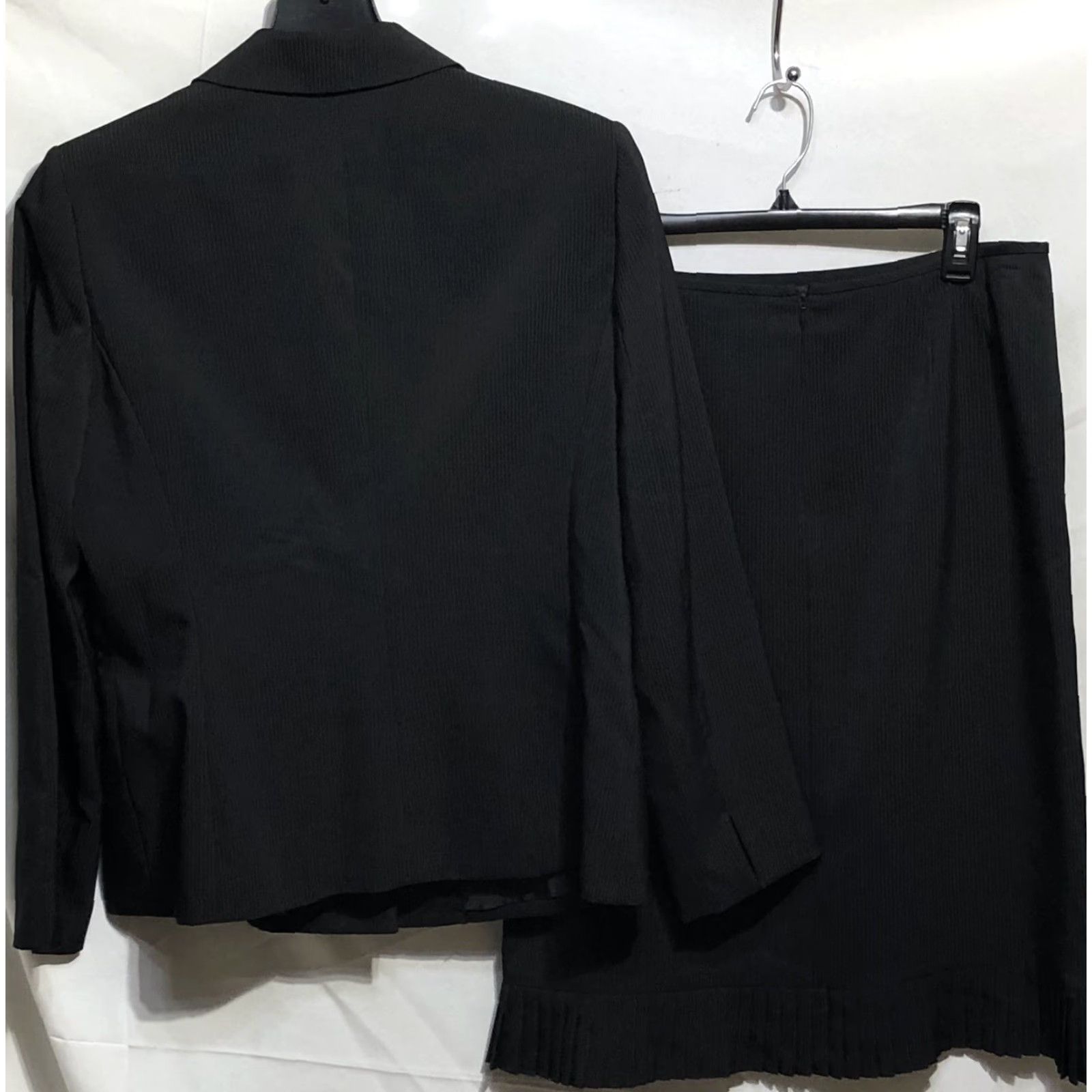 Evan Picone VINTAGE Evan Picone Skirt Suit 14 Blk Pinstripe Knee Length Lined Pleat Hem Office Woman Size 36" / US 14 / IT 50 - 2 Thumbnail