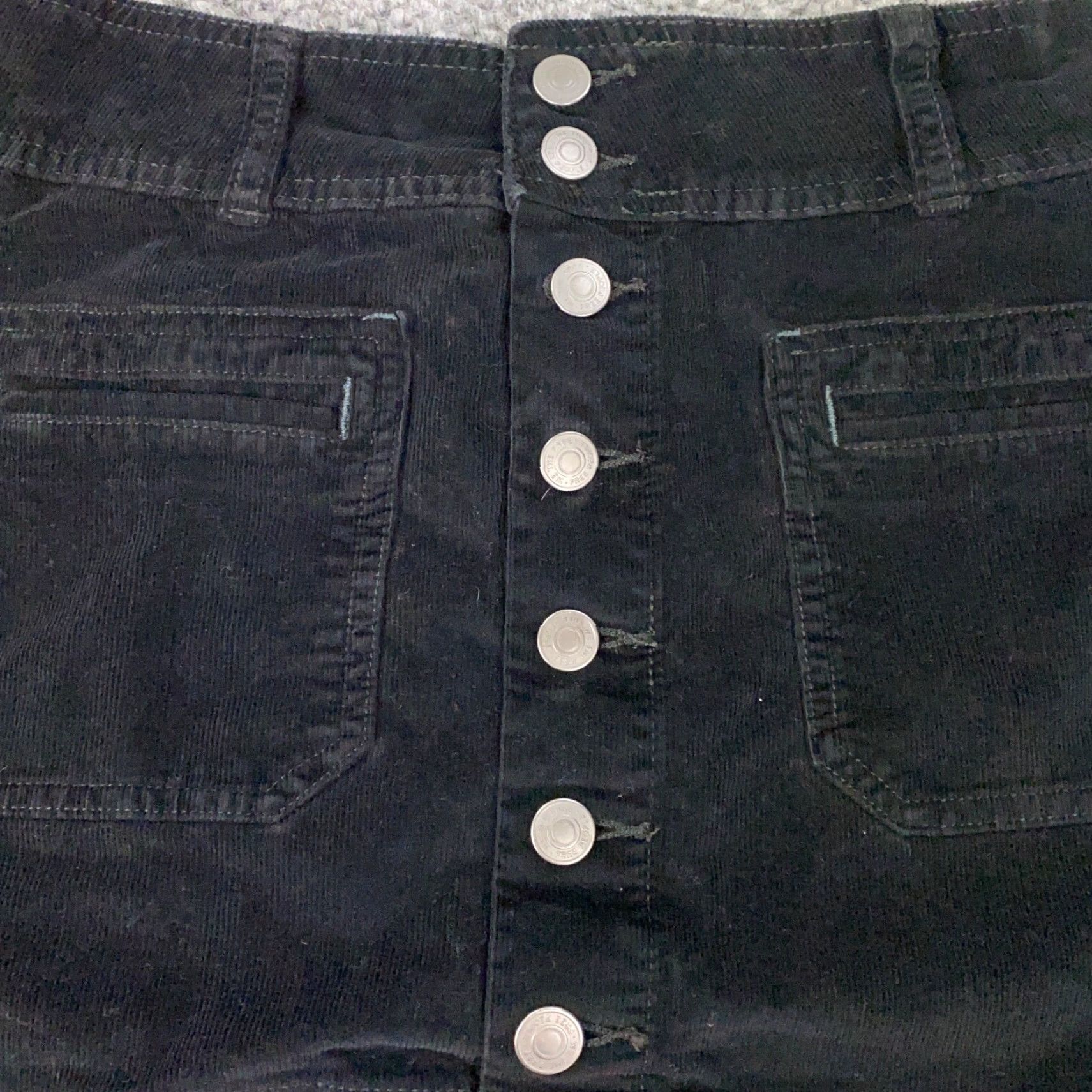 Vintage We The Free Womens Skirt Black Corduroy Pockets Stretch Exposed Button Front Mini Short Size 27" / US 4 / IT 40 - 5 Thumbnail