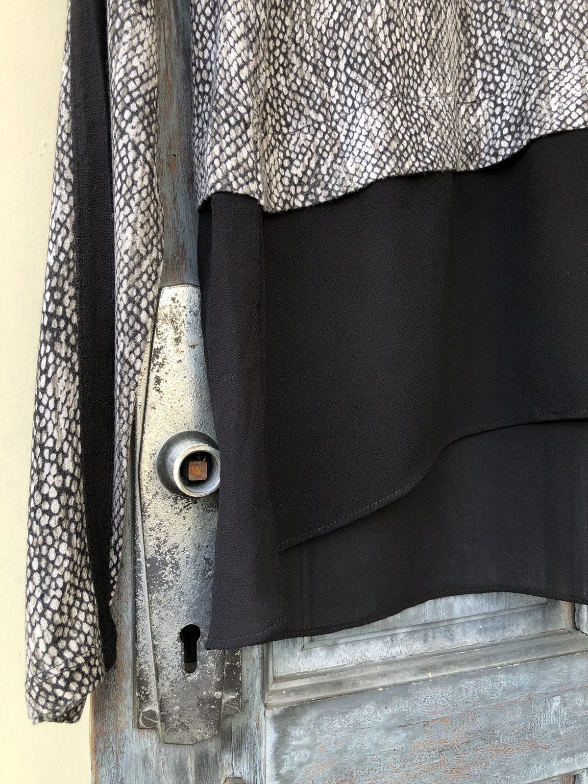 Michael Kors Michael Kors RN:111818 CA:45885 Snake Skin Print Long Sleeve Size M / US 6-8 / IT 42-44 - 4 Thumbnail