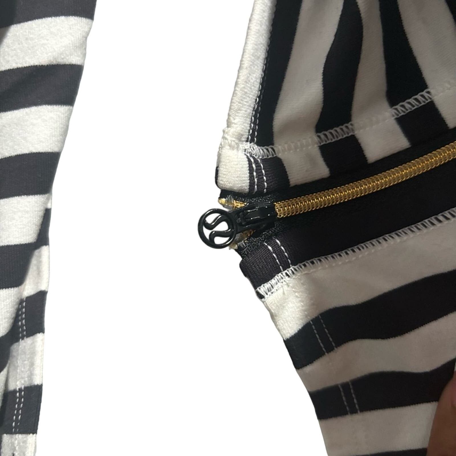 Lululemon LULULEMON Vinyasa Scarf *Zips Apex Stripe Black White Size ONE SIZE - 5 Thumbnail