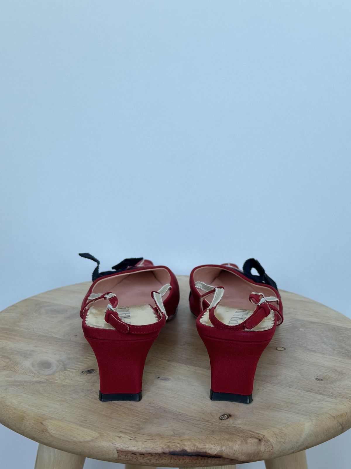 Prada Tytuł Prada Red Satin Slingback Kitten Heels With Navy Bow Size US 7.5 / IT 37.5 - 6 Thumbnail