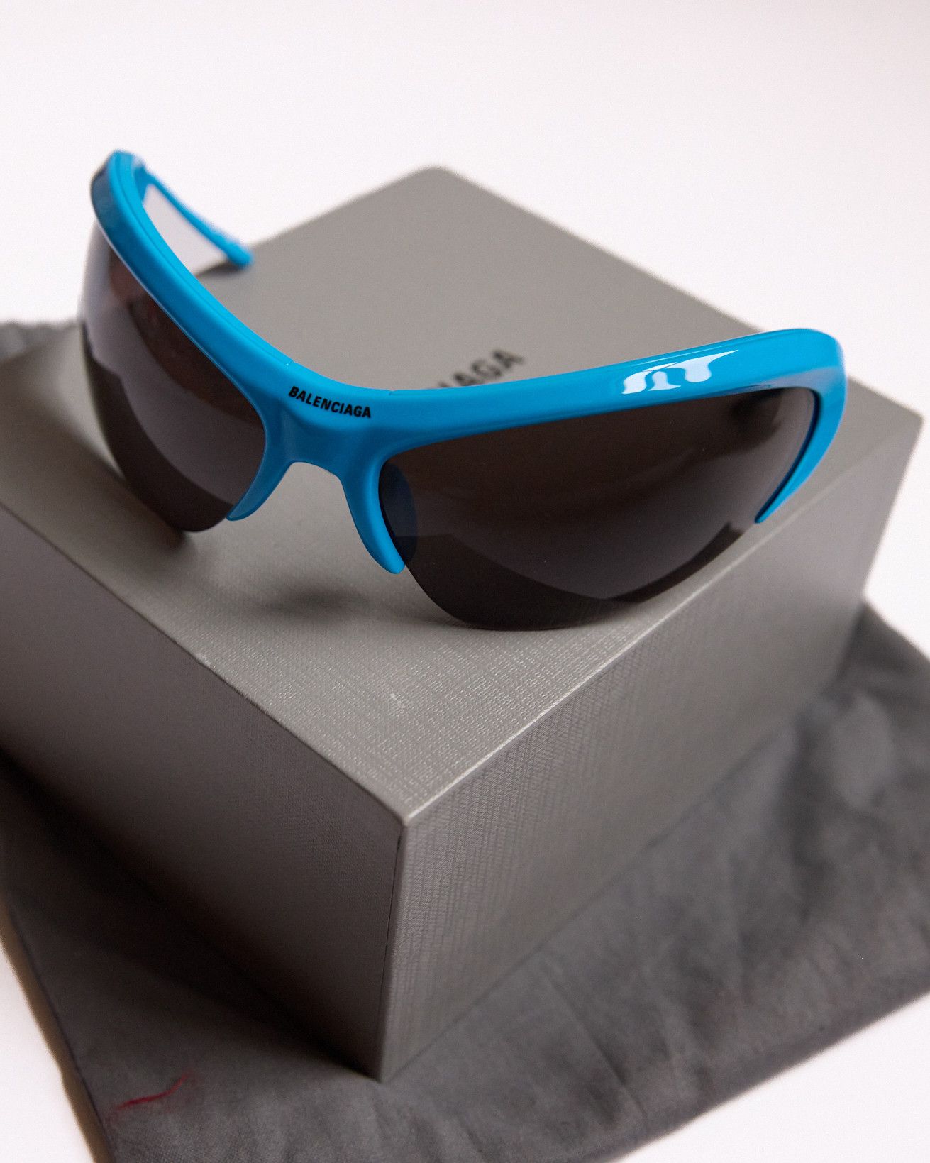 Balenciaga BALENCIAGA FW22 Blue Wire Cat-Eye Sunglasses Size ONE SIZE - 5 Thumbnail