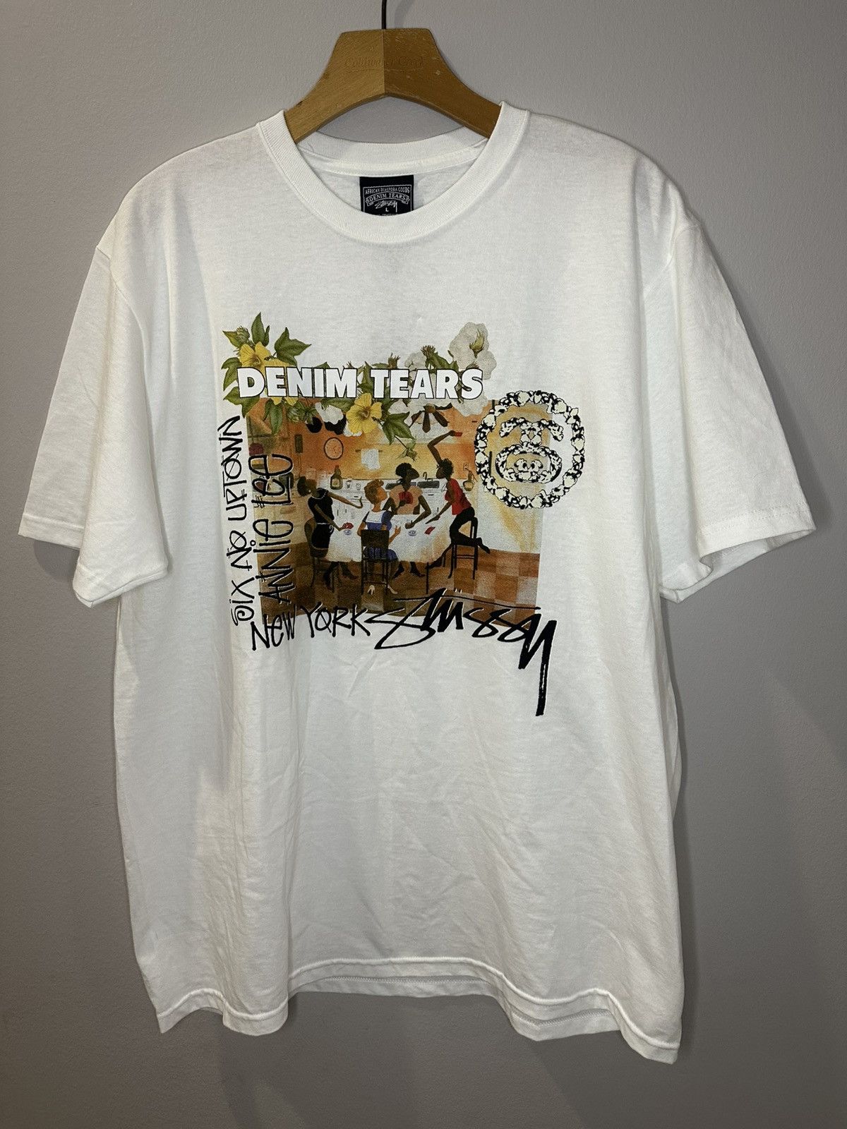 デニム ティアーズがステューシーとの最新コラボ Tシャツを発表