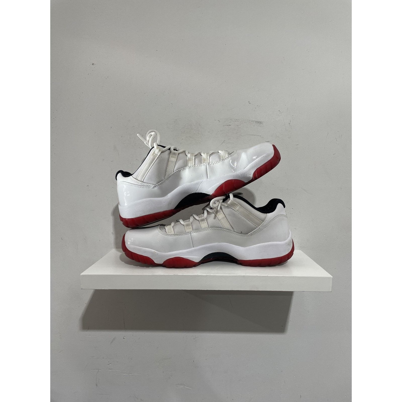 Jordan Brand NIKE JORDAN 11 LOW WHITE RED 2012 SIZE 11 PREOWNED Size US 11 / EU 44 - 2 Thumbnail