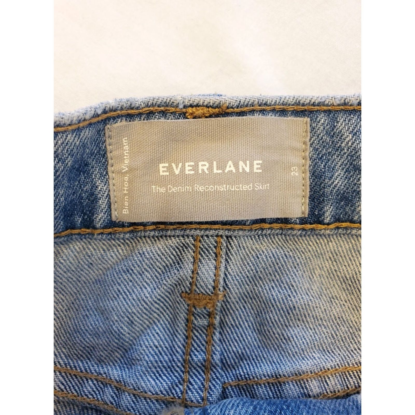 Everlane Everlane Denim Mini Skirt Size 23 Small Light Wash Distressed Reconstructed Rock Size 40" / US 18 - 4 Thumbnail