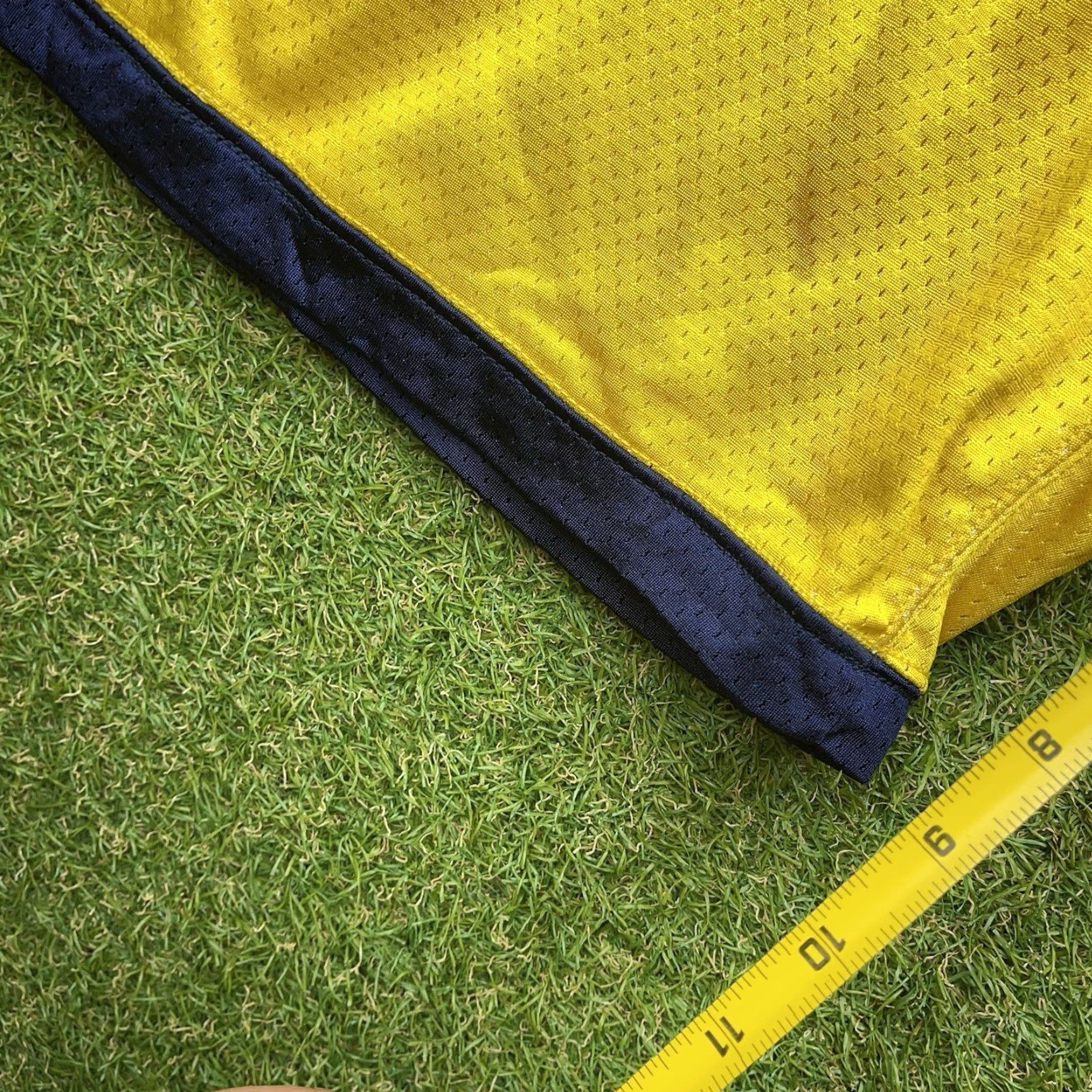 Adidas VINTAGE Adidas Shorts Michigan Wolverines Team Issued Basketball Y2K Yellow Large Mens Size US 33 - 5 Thumbnail