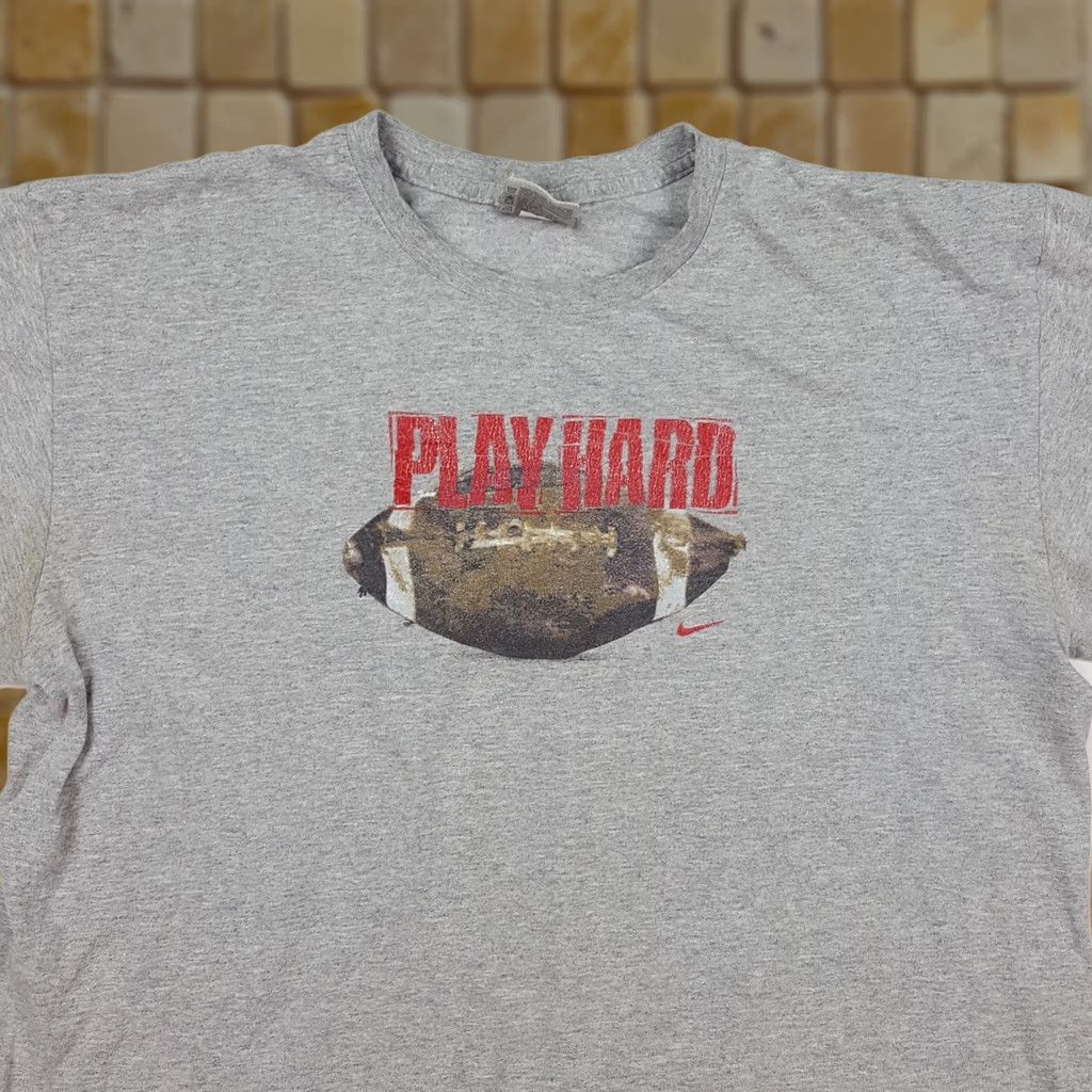 Nike VINTAGE Nike Football Play Hard Men's Large Gray T Shirt Faded Retro Y2K Sports Fan Shirt Size US L / EU 52-54 / 3 - 1 Thumbnail